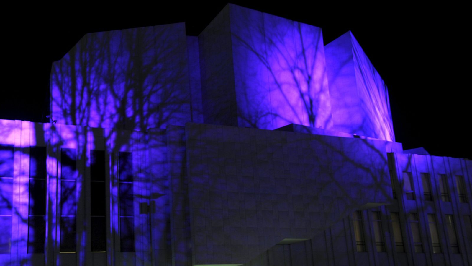 Lux Helsinki -valoteokset valaisivat uudenvuoden aattoiltana Helsingin keskustan kohteita. Kuvassa valaistu Finlandia-talo lauantai-iltana 31. joulukuuta 2011.