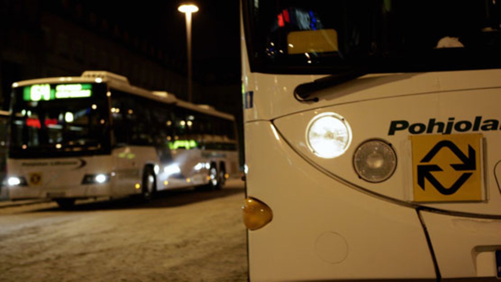 Busseja Helsingissä Elielinaukiolla, kuva: Lehtikuva