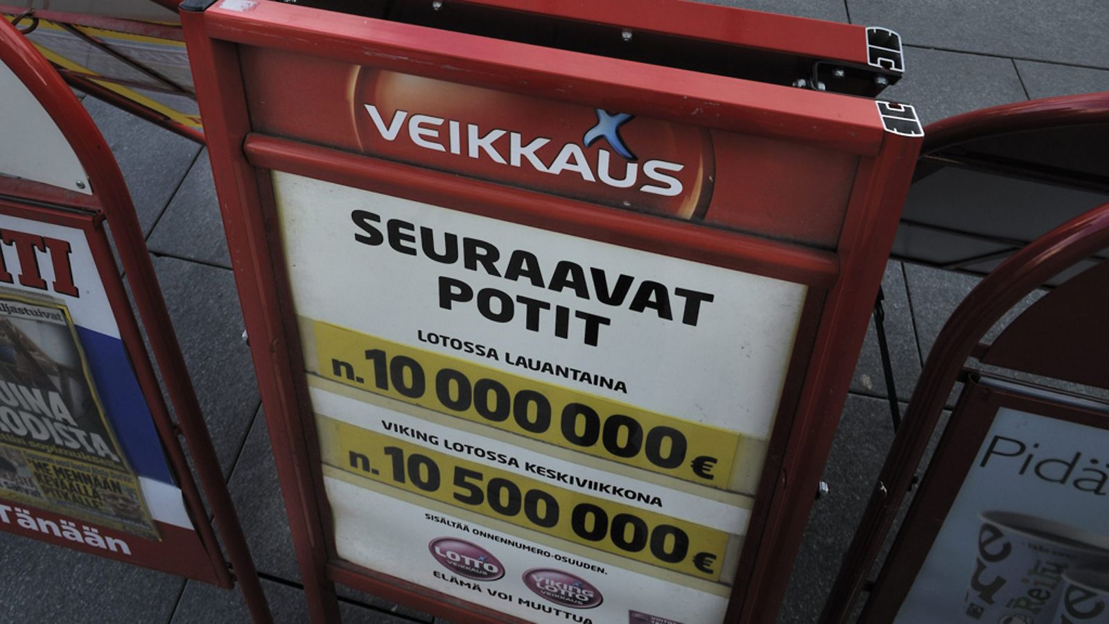 Loton 10 miljoonan euron ja Viking Loton 10,5 miljoonan euron voittopottien mainos Tampereella perjantaina 30. syyskuuta 2011.