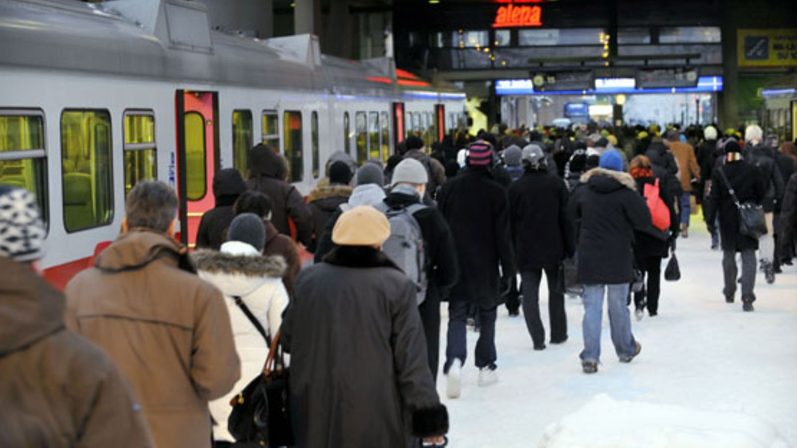 Työmatkaliikennettä Helsingin rautatieasemalla 11. tammikuuta 2010. (Kuva:Lehtikuva)