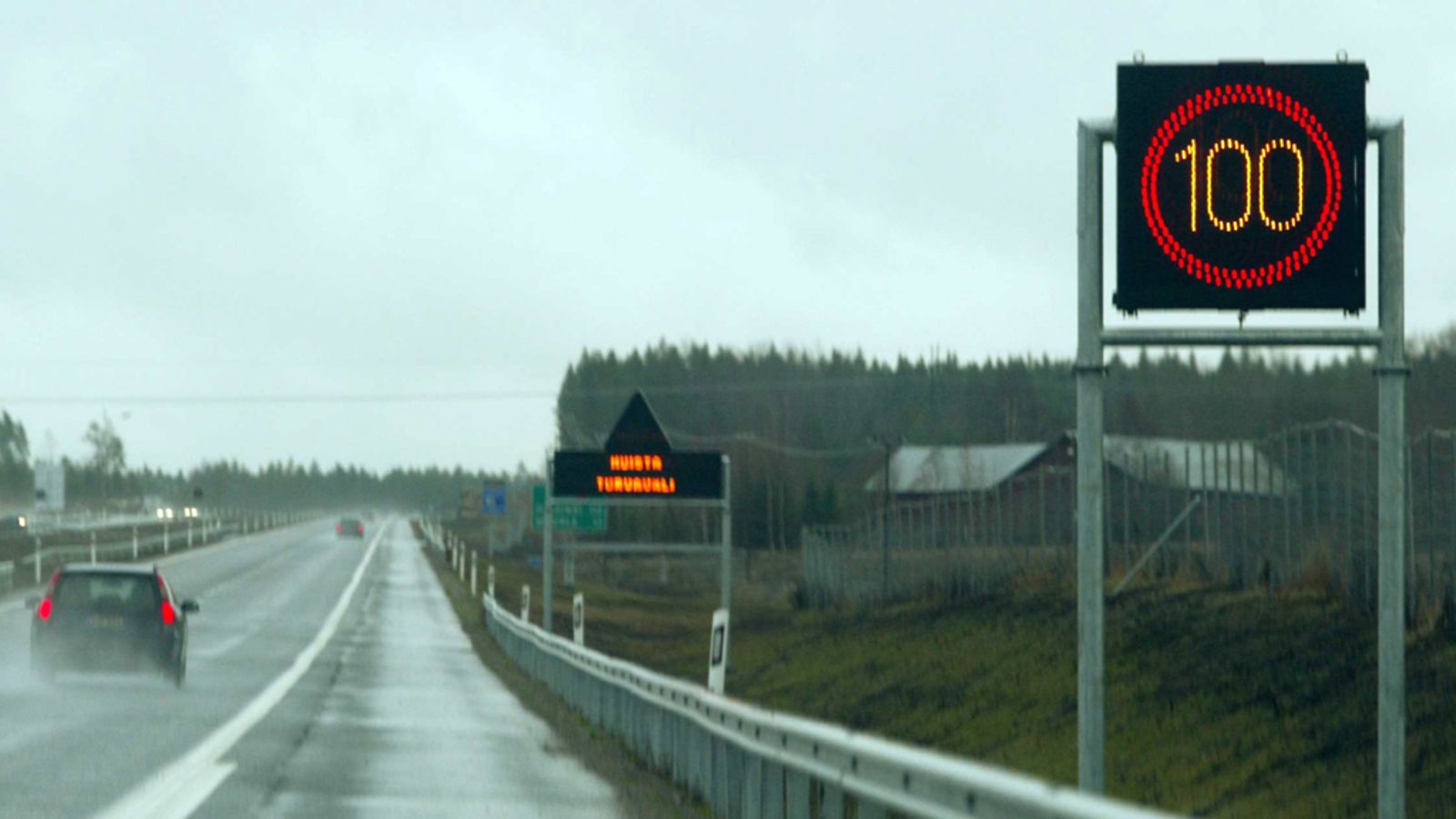 Moottoriteillä nopeusrajoitus lasketaan 100 kilometriin tunnissa.