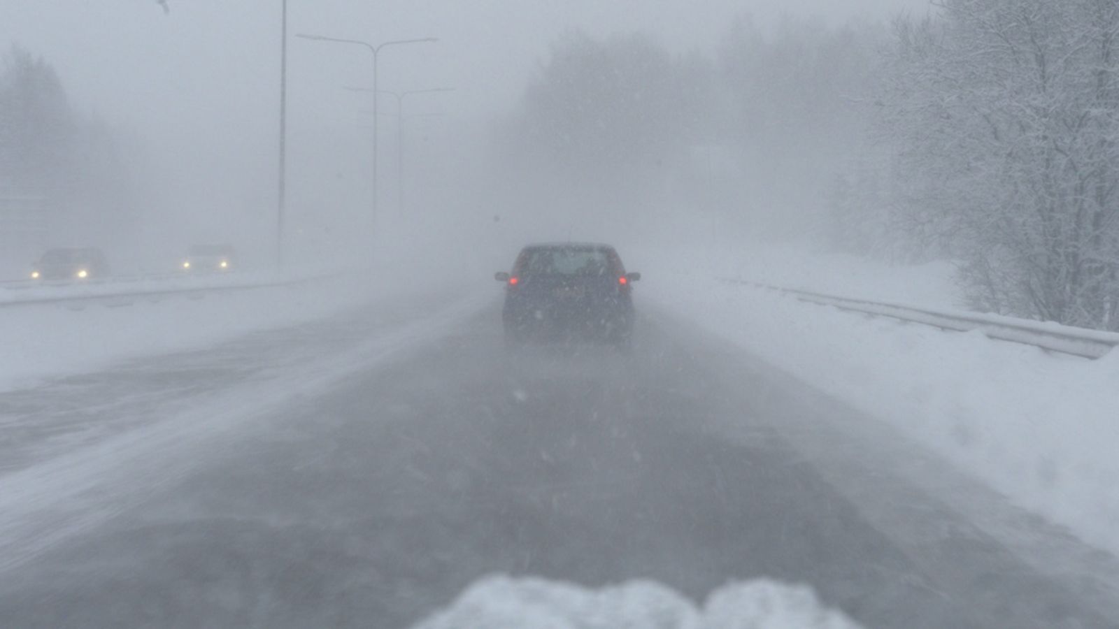 Huono näkyvyys ja autoja liikenteessä Turuntiellä Espoossa perjantaina 3.helmikuuta