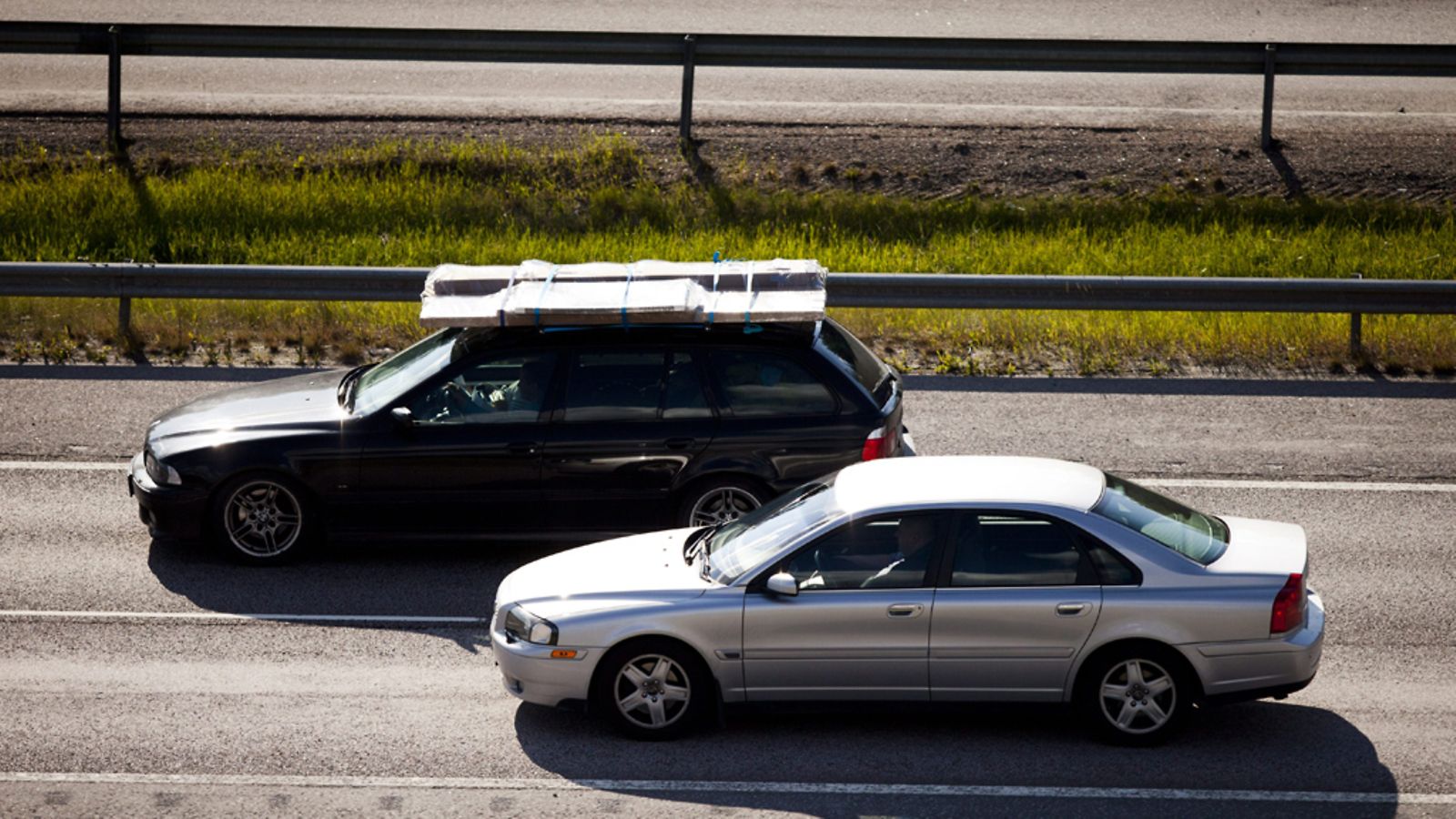 Nelostiellä ohituksesta alkanut kiistä päättyi nyrkiniskuun. Kuvan autot eivät liity tapaukseen.