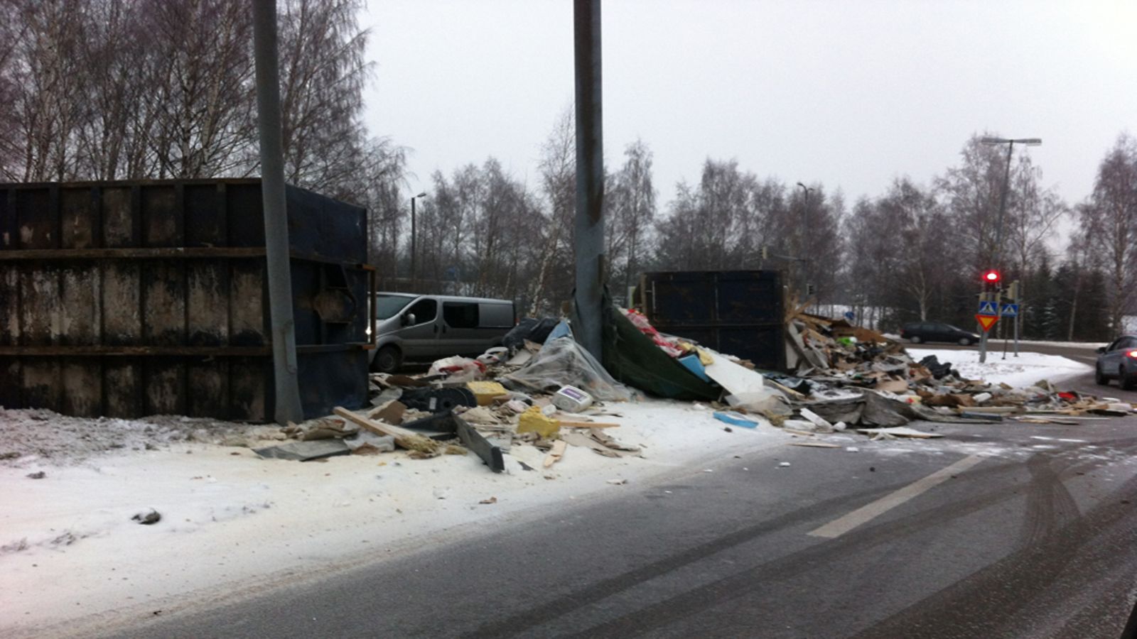 Rakennusjäte levisi tielle ja pientareella. Kuva: Scoopshot / Nina Seppänen