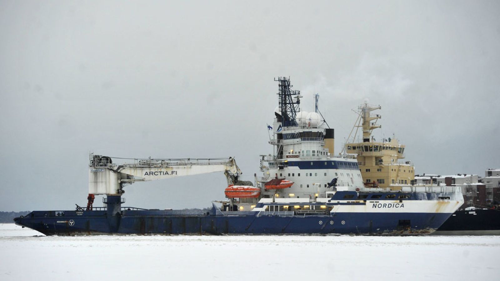 Monitoimimurtaja MTM Nordica ja jäänmurtaja Urho Katajanokan laiturissa Helsingissä 27. joulukuuta 2010.