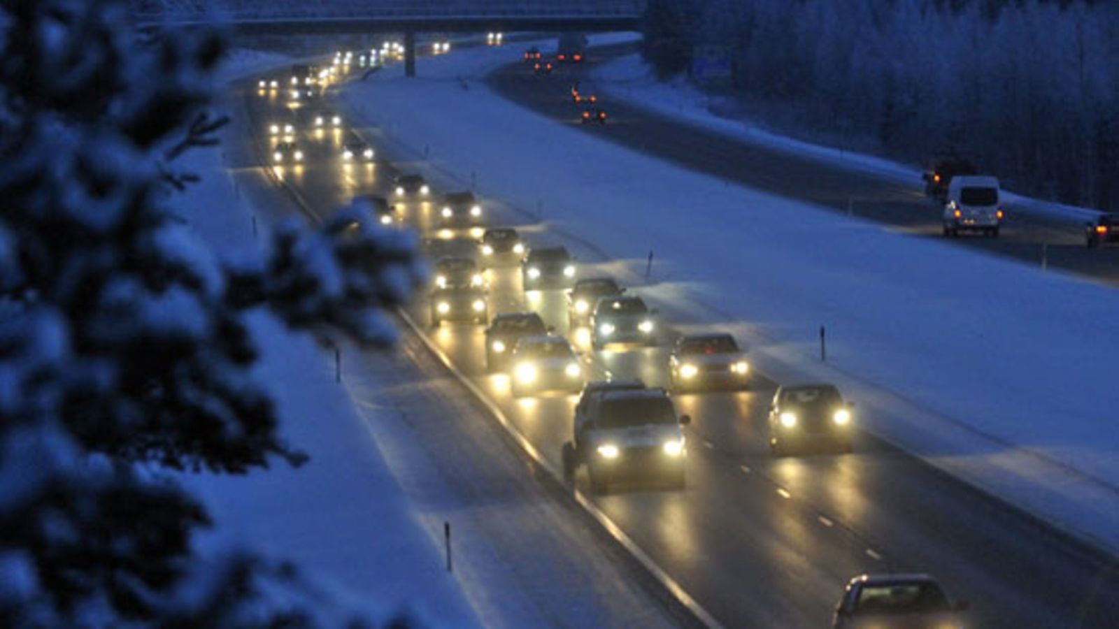 Joulun menoliikennettä 3-tiellä Riihimäellä 23. joulukuuta 2010. Kuva: Lehtikuva