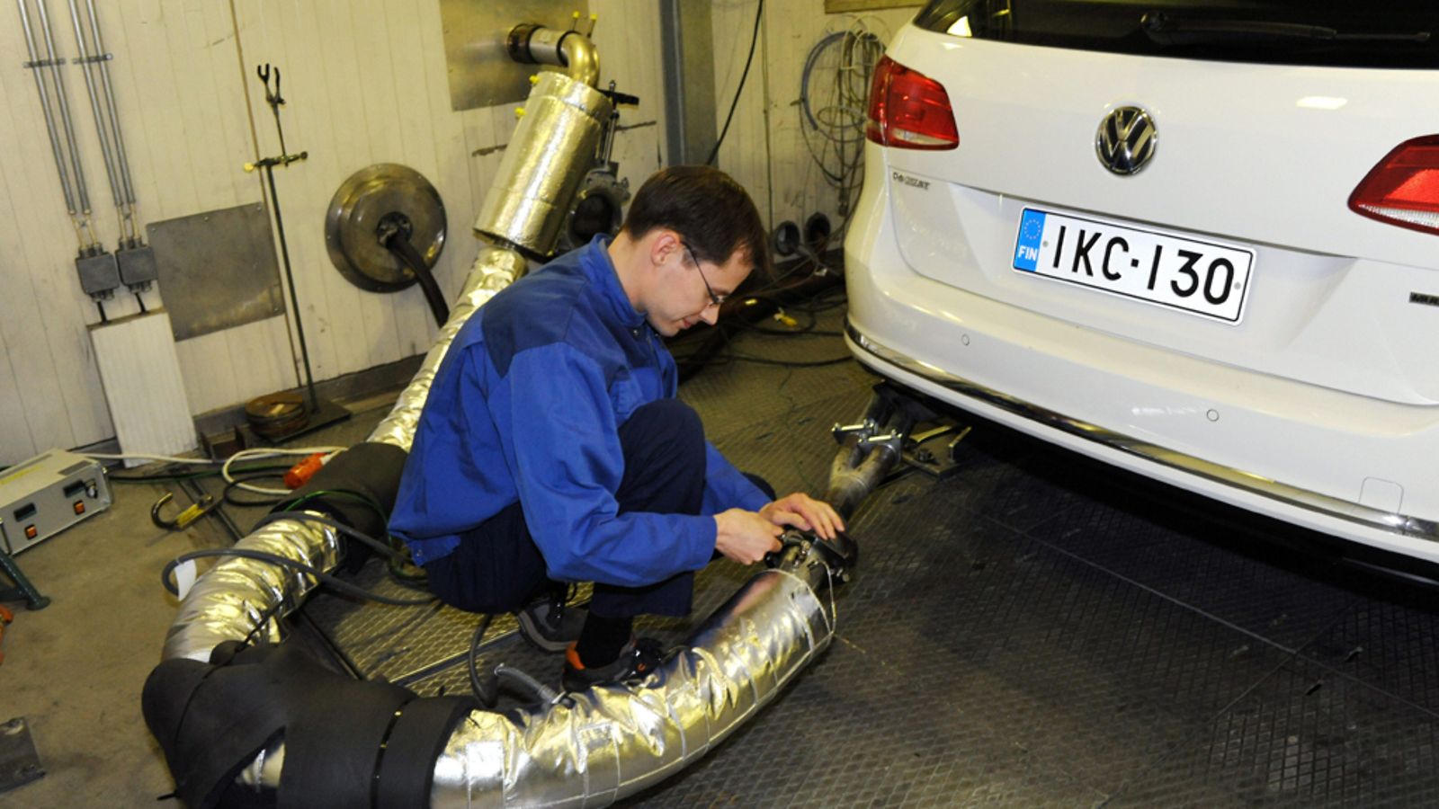 Tutkimusteknikko Tommi Hangasmaa mittaa E10-bensiinin kulutusta mittaamalla pakokaasuja VTT:n laboratoriossa Espoossa 6. kesäkuuta 2011.