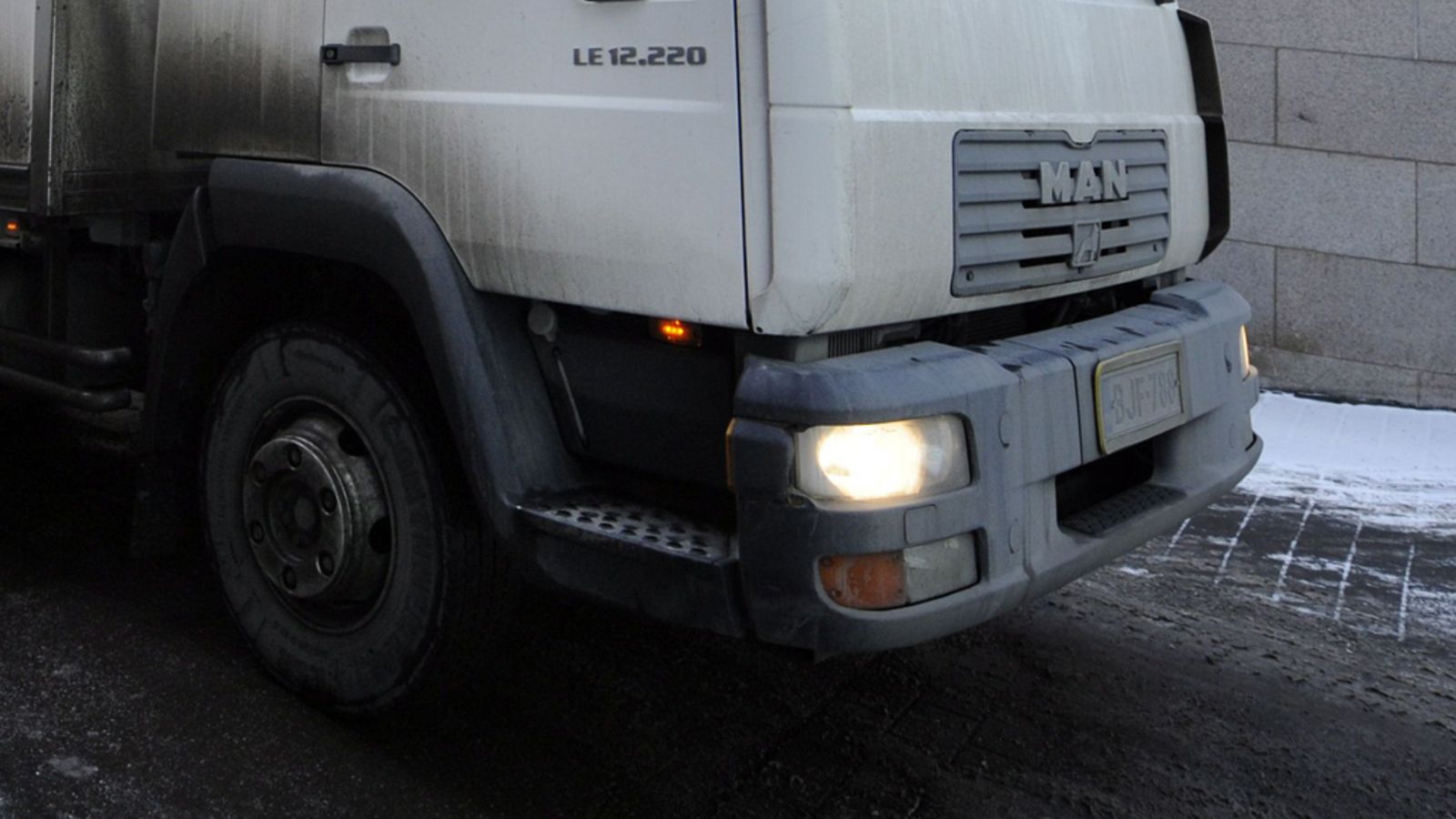 Juopunut henkilö kolaroi kuorma-autollaan Vantaalla. Kuvan kuorma-auto ei liity tapaukseen.