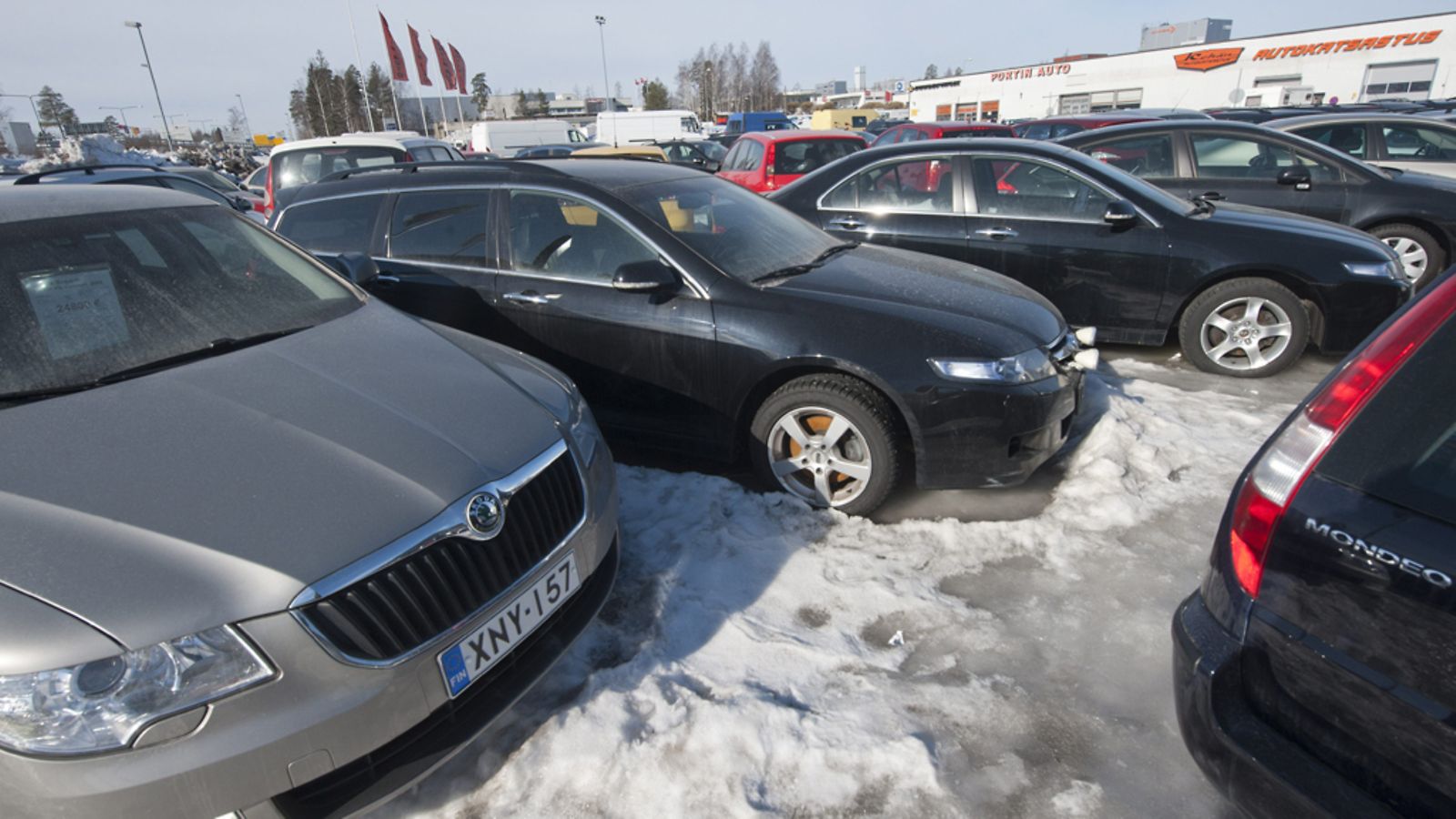 Käytettyjä autoja autokaupassa 18. maaliskuuta 2011.