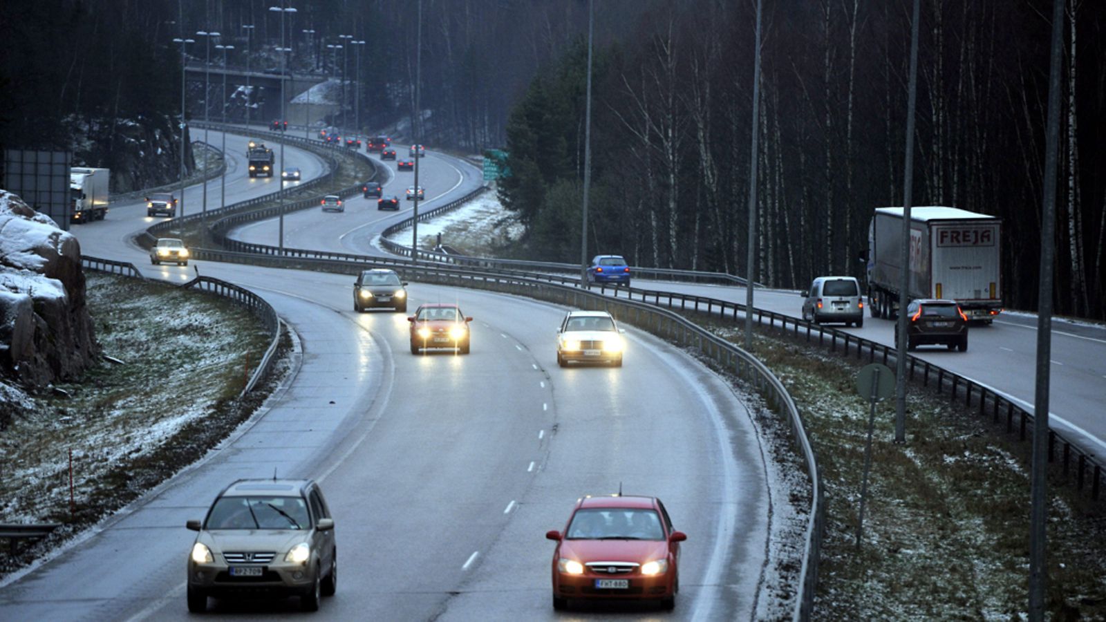 Joulun menoliikennettä 1-valtatiellä Kirkkonummella perjantaina 23. joulukuuta 2011.
