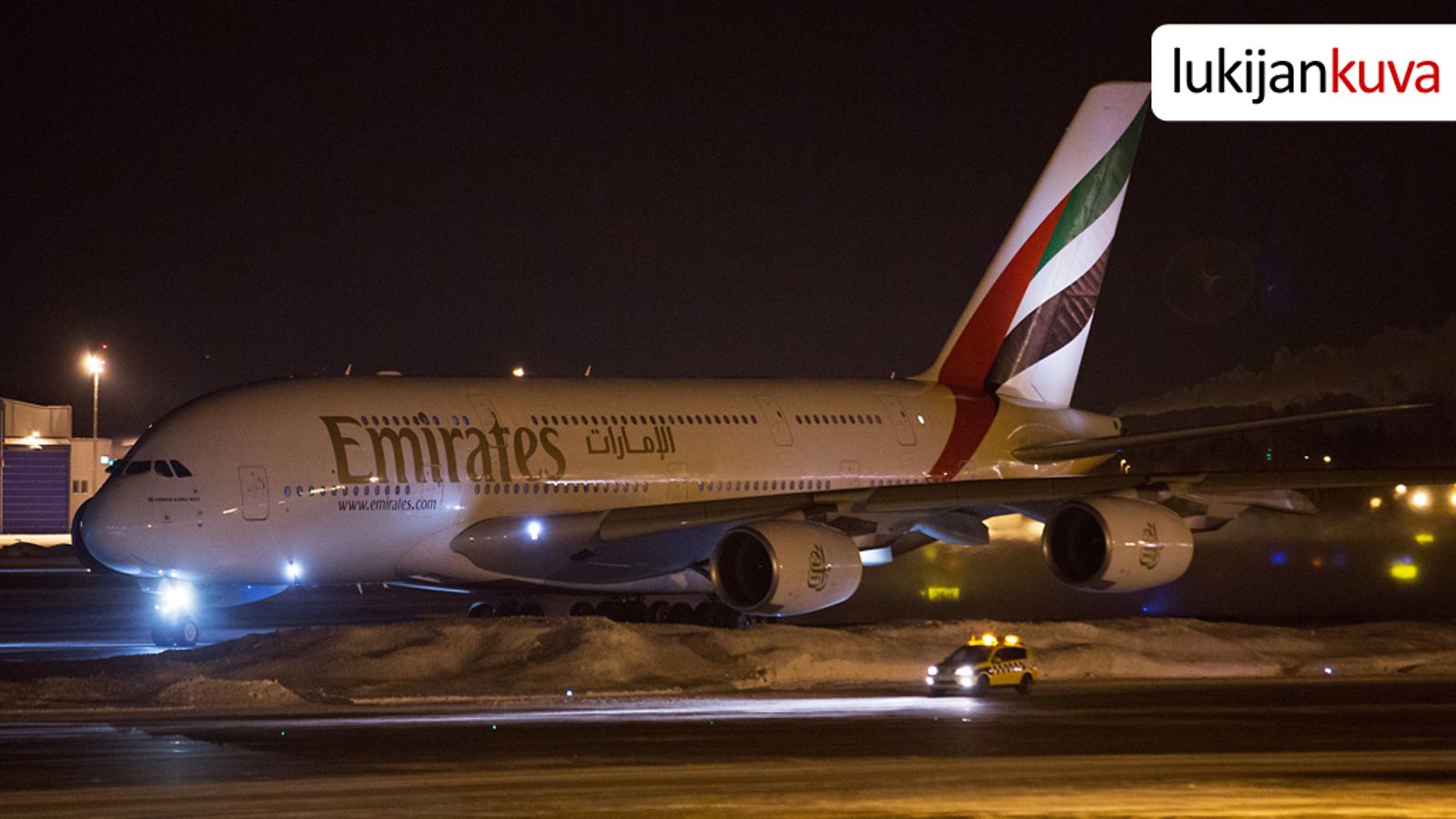 Emirates-yhtiön Airbus 380 -superjumbo laskeutui myöhään eilen illalla Helsinki-Vantaan lentokentälle.