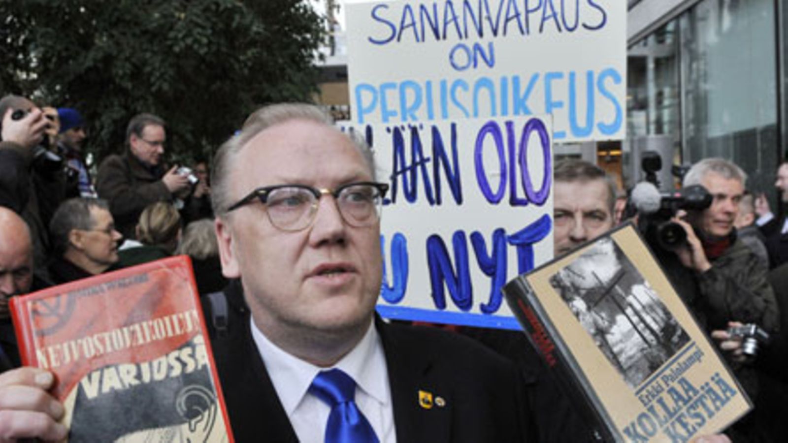 Kokoomuksen eurovaaliehdokas Kai Pöntinen joukkoineen puolustamassa Sofi Oksanen ja Imbi Pajun kirjaa Kaiken takana oli pelko Sanomatalon Mediatorilla Helsingissä 23. maaliskuuta 2009. Lehtikuva