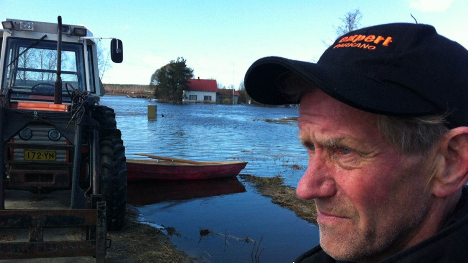 Heikki Nummikosken perheen koti jäi tulvan alle jo viime syksynä, nyt vesi ympäröi talon uudelleen.