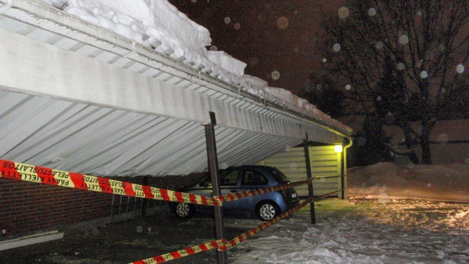 Auto jäi romhataneen katoksen alle Helsingissä 22.2.2012. Kuva: Helsingin kaupungin pelastuslaitos