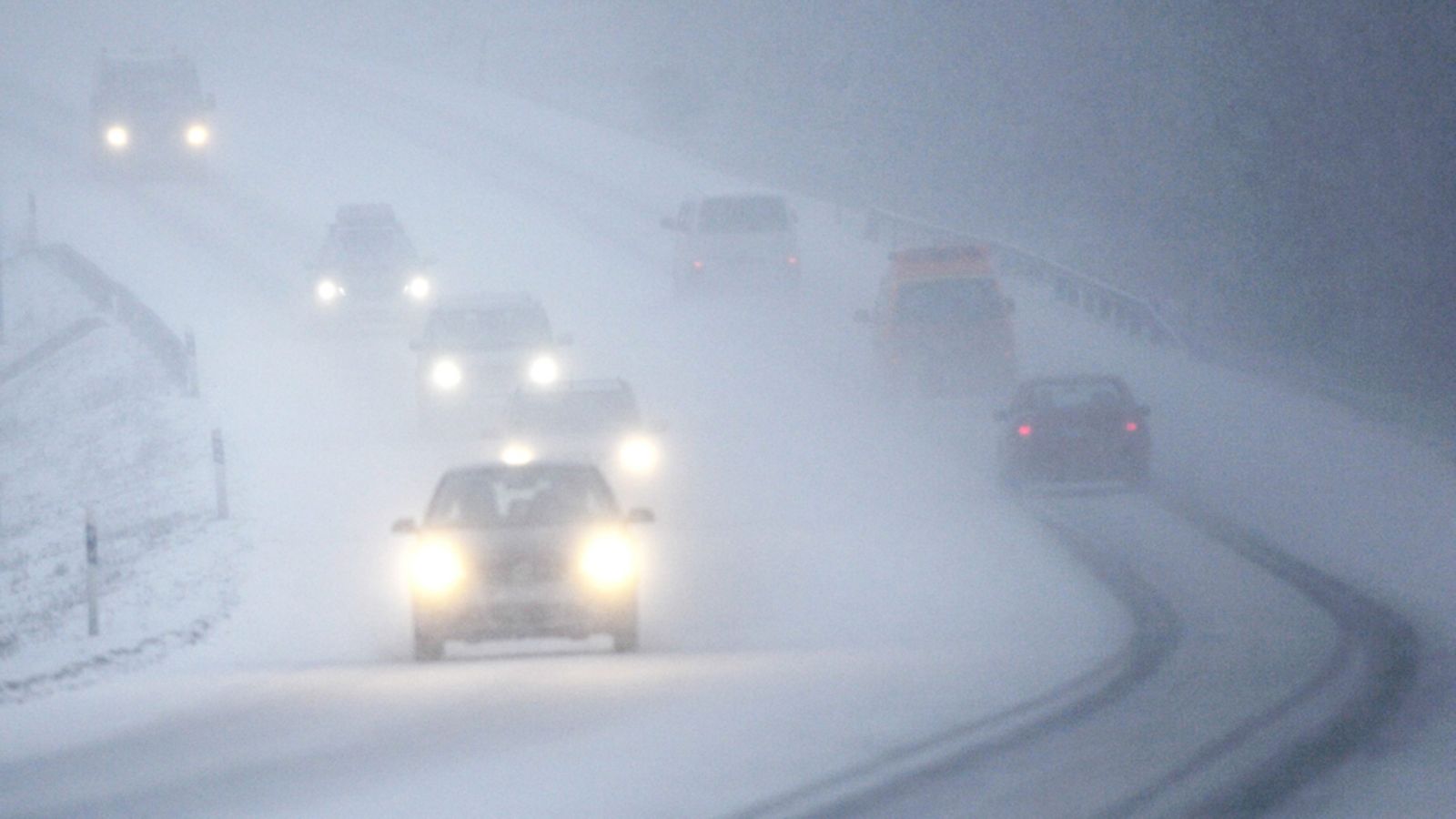 Joulun menoliikennettä lumipyryssä viitostiellä Mikkelissä 22. joulukuuta 2011.
