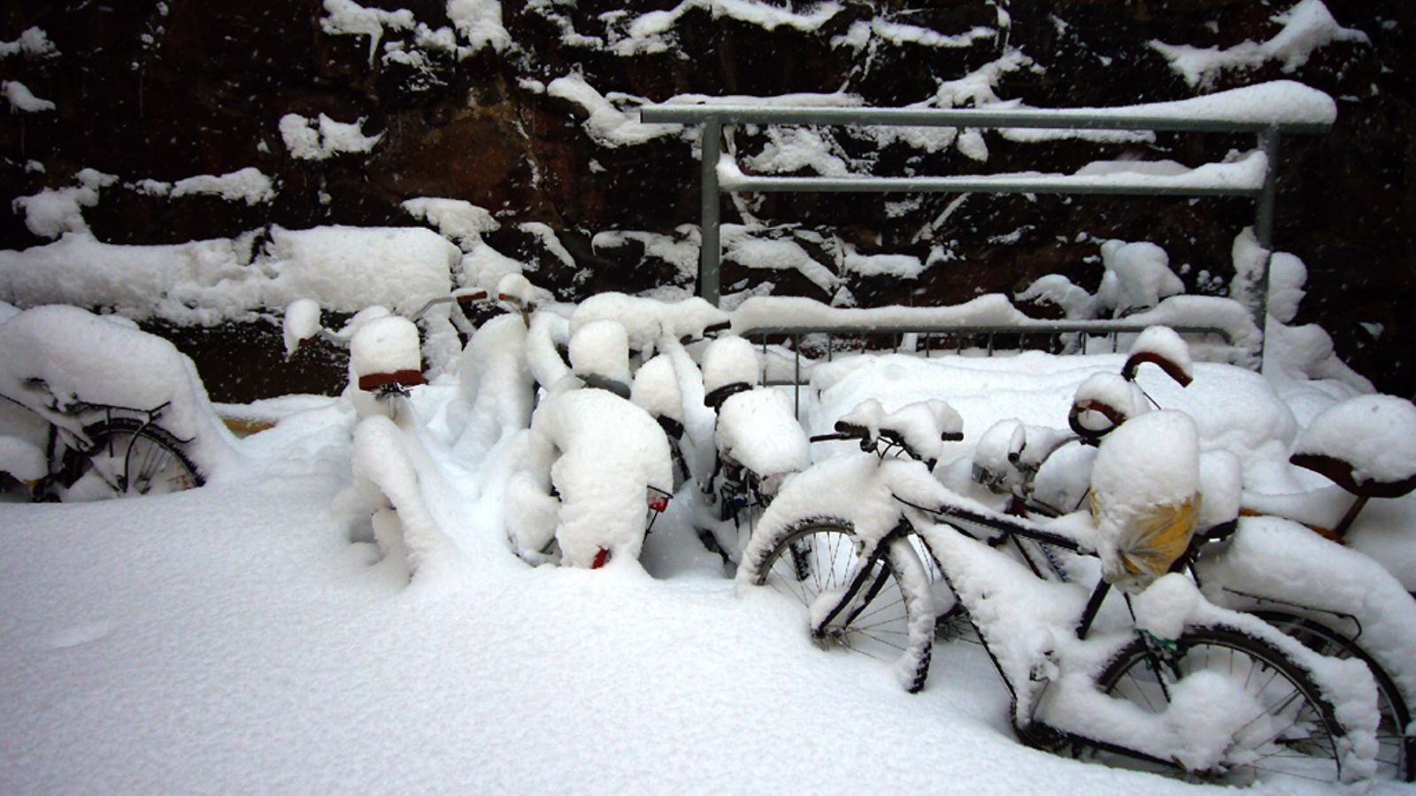Sula meri voimisti lumisadetta Helsingissä 23. marraskuuta 2008. Lunta satoi illan aikana noin 30 senttimetriä.