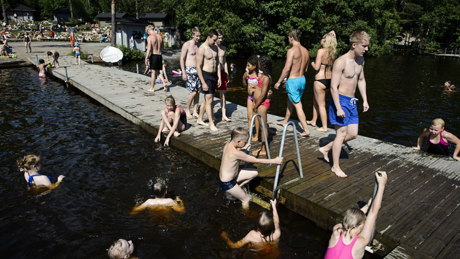 Vantaan Kuusijärvellä nautittiin lämpimästä säästä 23. kesäkuuta 2013.