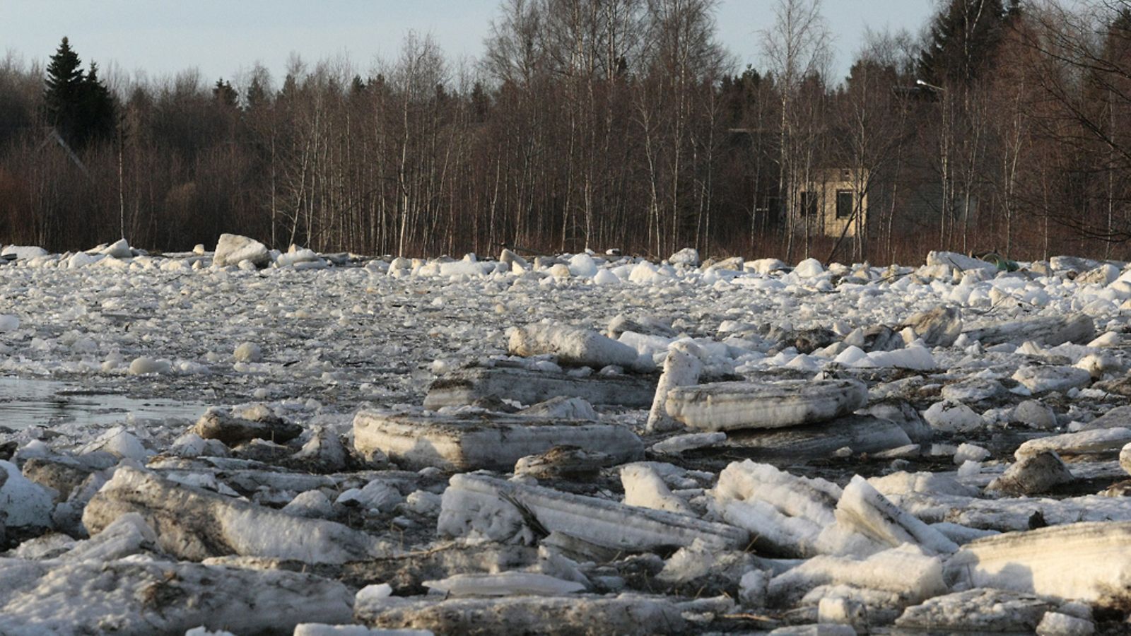 Jäälohkareiden muodostama jääpato Pyhäjoen keskustan alapuolella 21. huhtikuuta 2013.