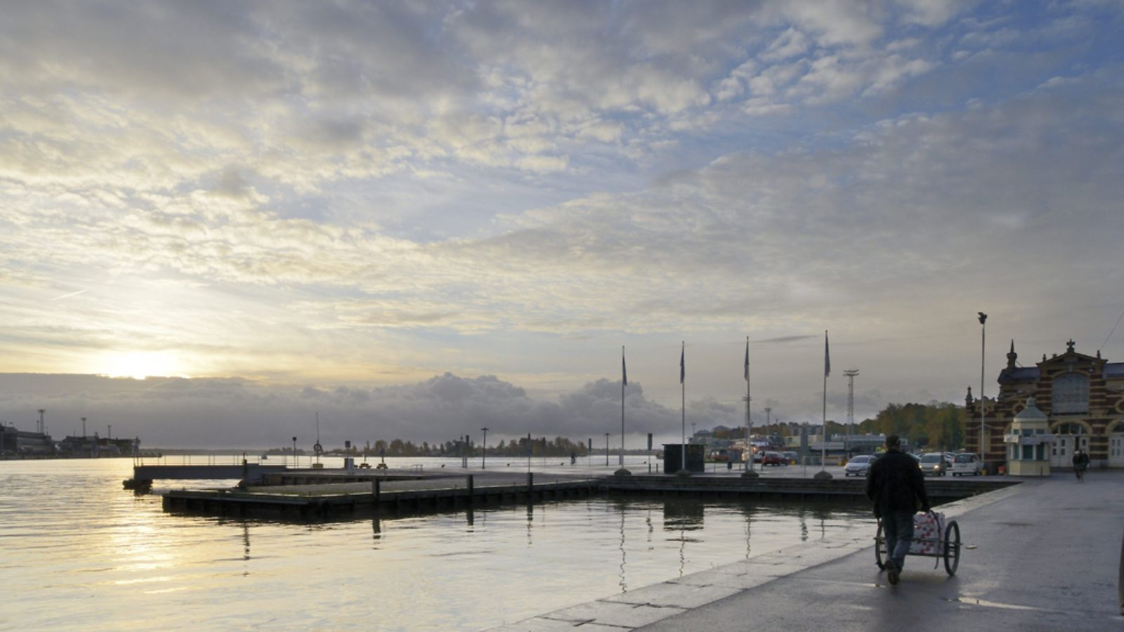 Auringonnousu Kauppatorin rannassa Helsingissä.