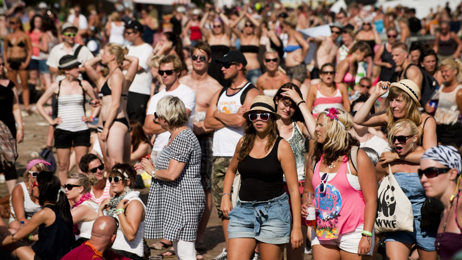 Festariyleisöä helteisessä Ruisrockissa Turussa 10. heinäkuuta 2011.