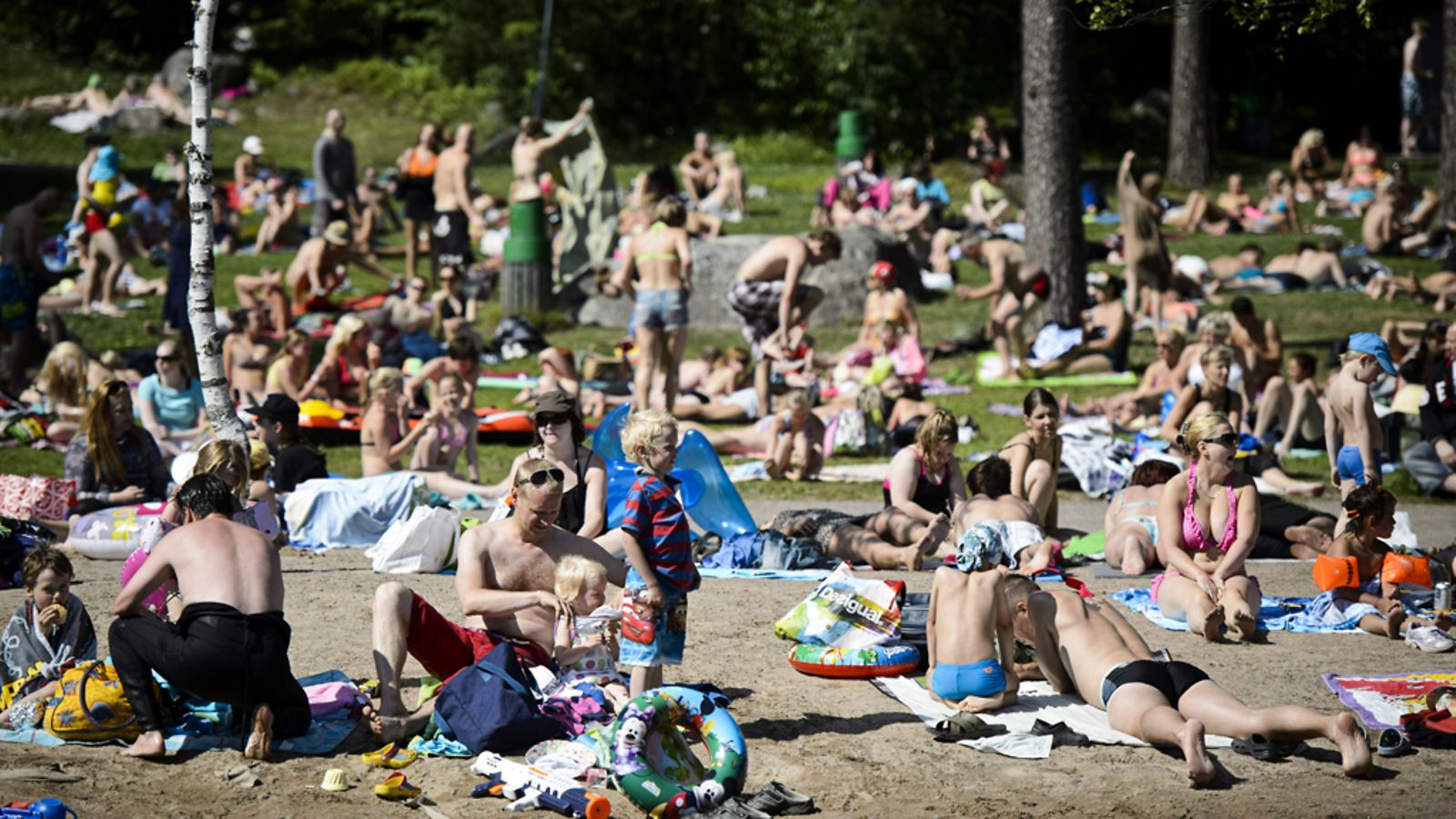 Vantaan Kuusijärvellä nautittiin lämpimästä säästä 23. kesäkuuta 2013.