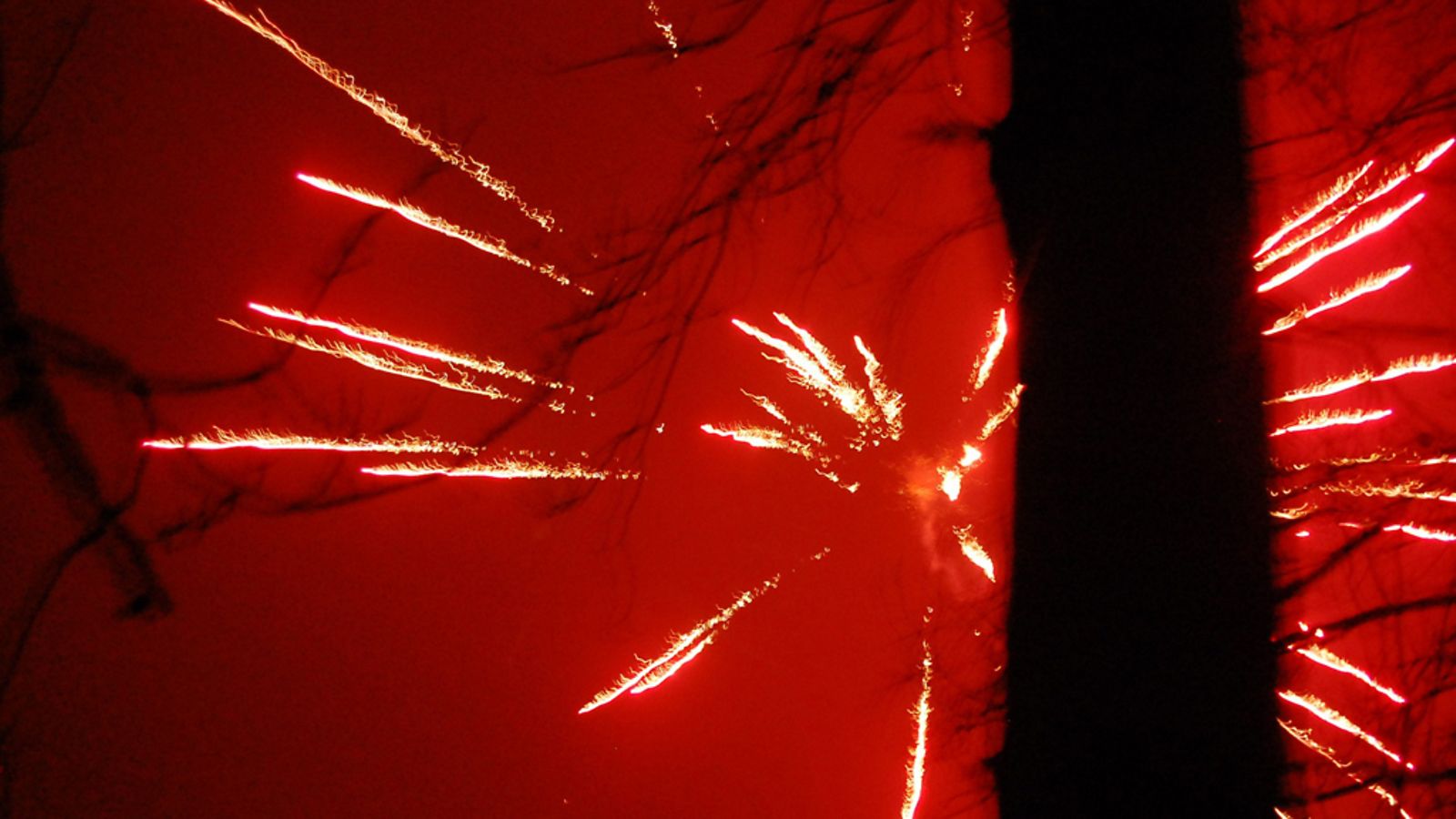 Ilotulitus värjää taivasta 1. tammikuuta 2008.