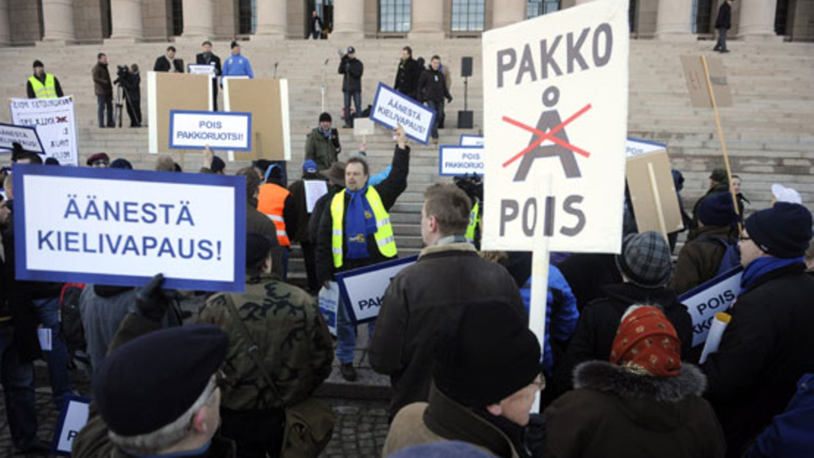 Suomalaisuuden liitto ja Vapaa Kielivalinta järjestivät pakkoruotsia vastustavan mielenosoituksen Eduskuntatalon edustalla Helsingissä 31. maaliskuuta 2011.