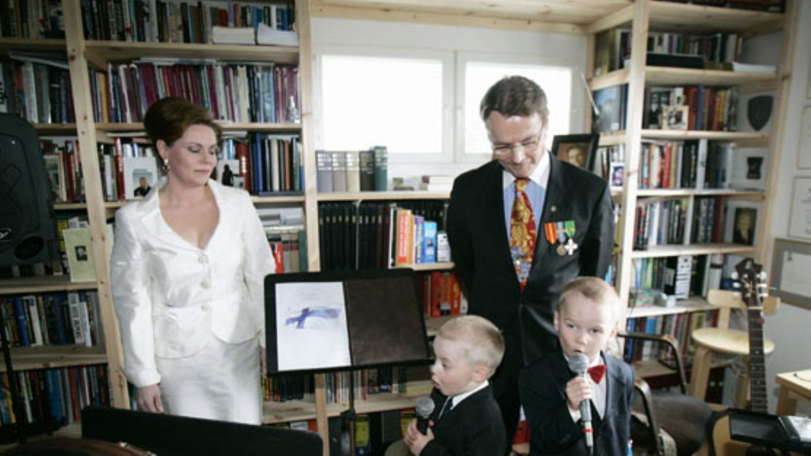 Timo T. A . Mikkosen 60 v syntymäpäivät. Timo T.A. Mikkonen ja vaimo Nina sekä lapset vas Matias ja Mikael 15. kesäkuuta 2007. Lehtikuva