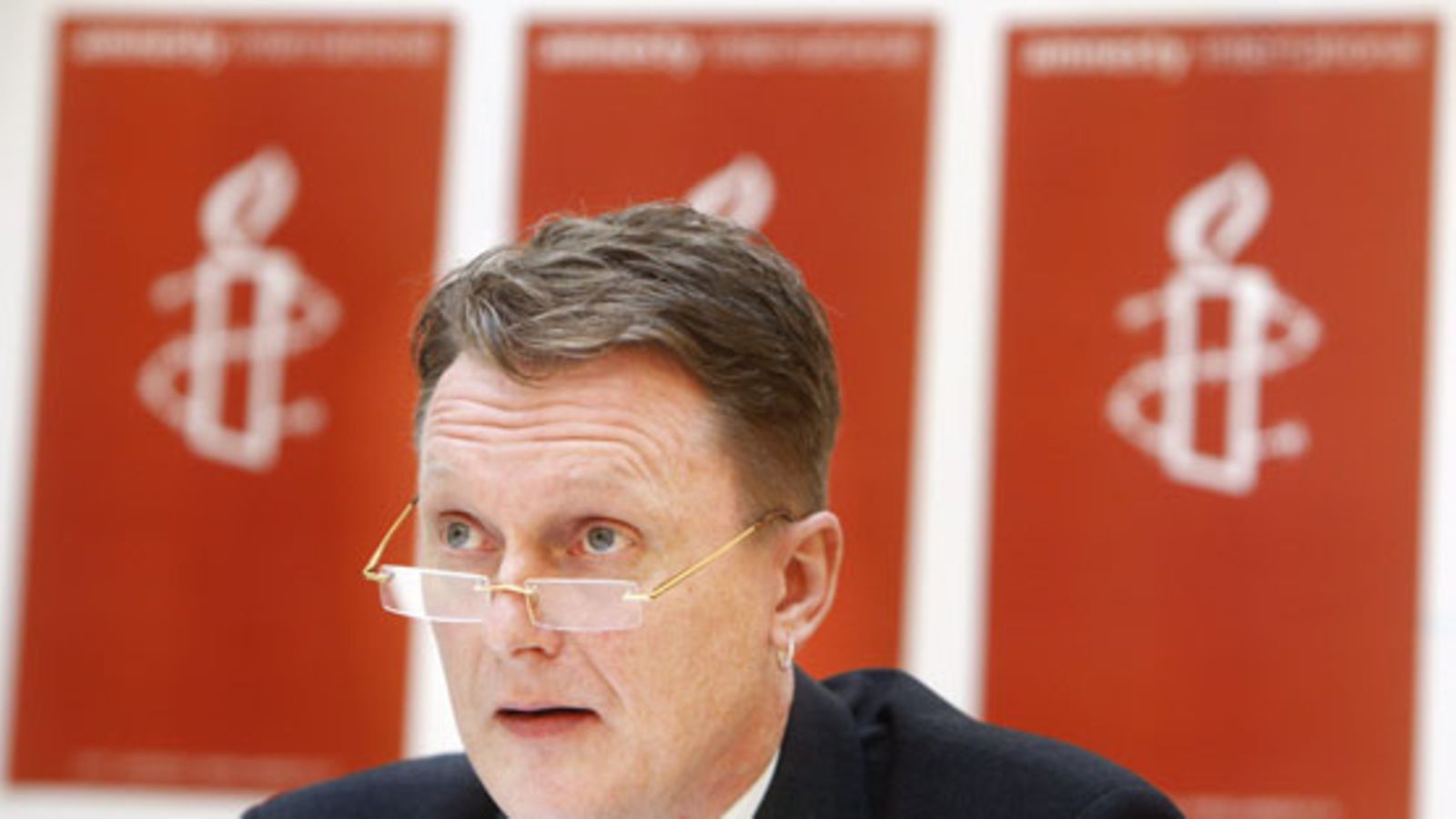 Amnestyn toiminnanjohtaja Frank Johansson esittelee Olympics Countdown -raportin Amnestyn lehdistötilaisuudessa pääpostissa Helsingissä 2. huhtikuuta 2008.