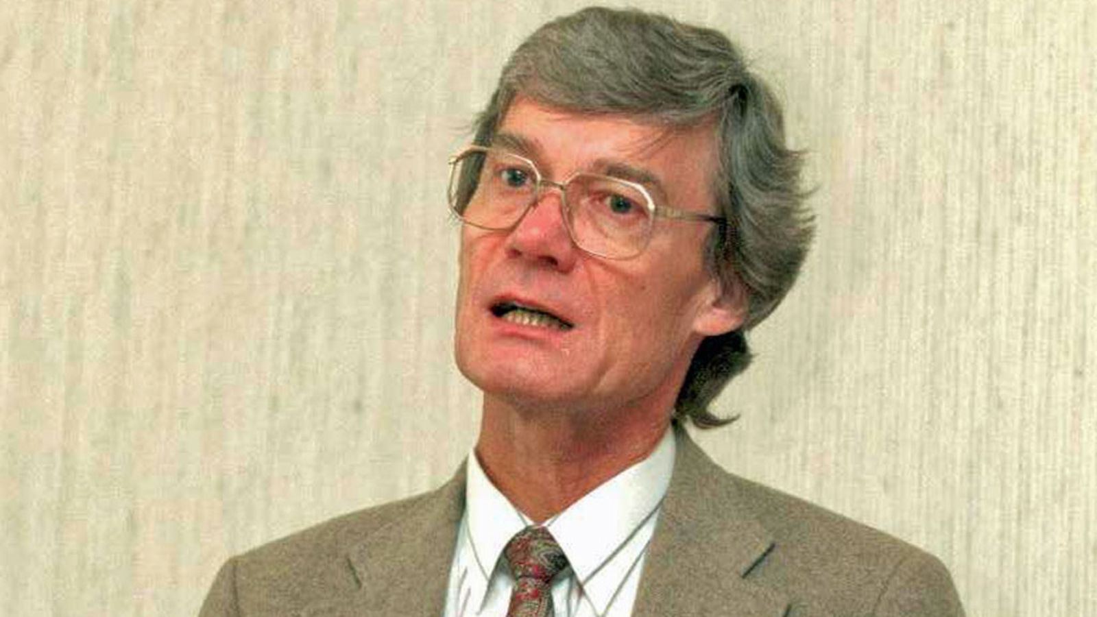 Rovasti, evankelista Kalevi Lehtinen kertoi maanantaisessa lehdistötilaisuudessaan Tsheljabinskiin 27.-30.4.1995 tekeillä olevasta missiosta.