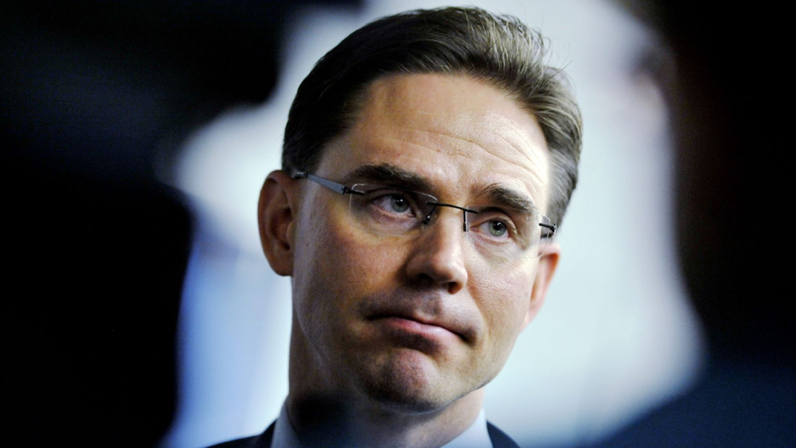 Pääministeri Jyrki Katainen kommentoi tiedotusvälineille suuren valiokunnan kokouksen jälkeen jossa häntä kuultiin Eurooppa-neuvoston ja euroryhmän päämieskokousten valmisteluista eduskunnassa torstaina 20. lokakuuta 2011.