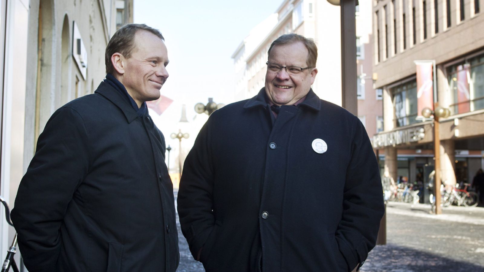 AKT:n puheenjohtaja Timo Räty ja SDP:n eduskuntavaaliehdokas Veijo Ruonala (oik.) vaalitilaisuudessa Oulun Rotuaarilla 28. maaliskuuta 2011.