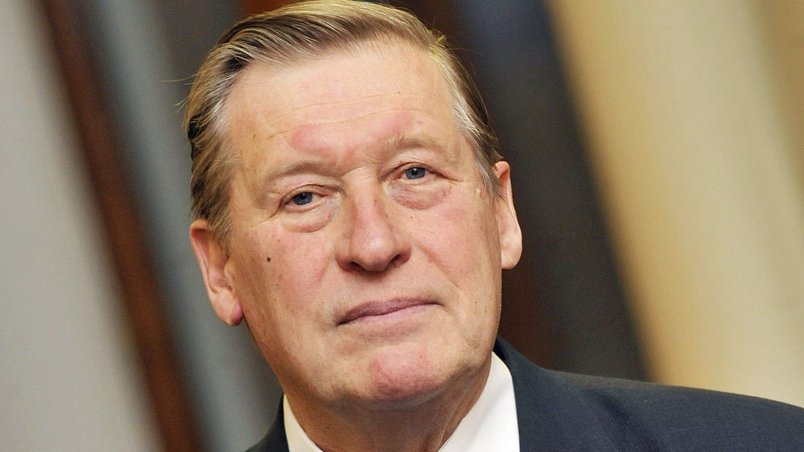 Korkeimman hallinto-oikeuden presidentti Pekka Hallberg kuvattuna työpaikallaan Helsingissä 30. marraskuuta 2010.