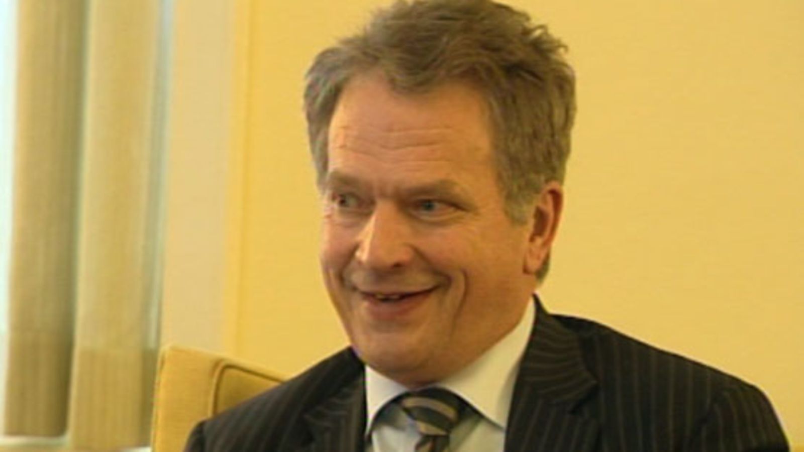 Eduskunnan puhemies Sauli Niinistö nauraa tiedotustilasuudessa 21.10.2010.