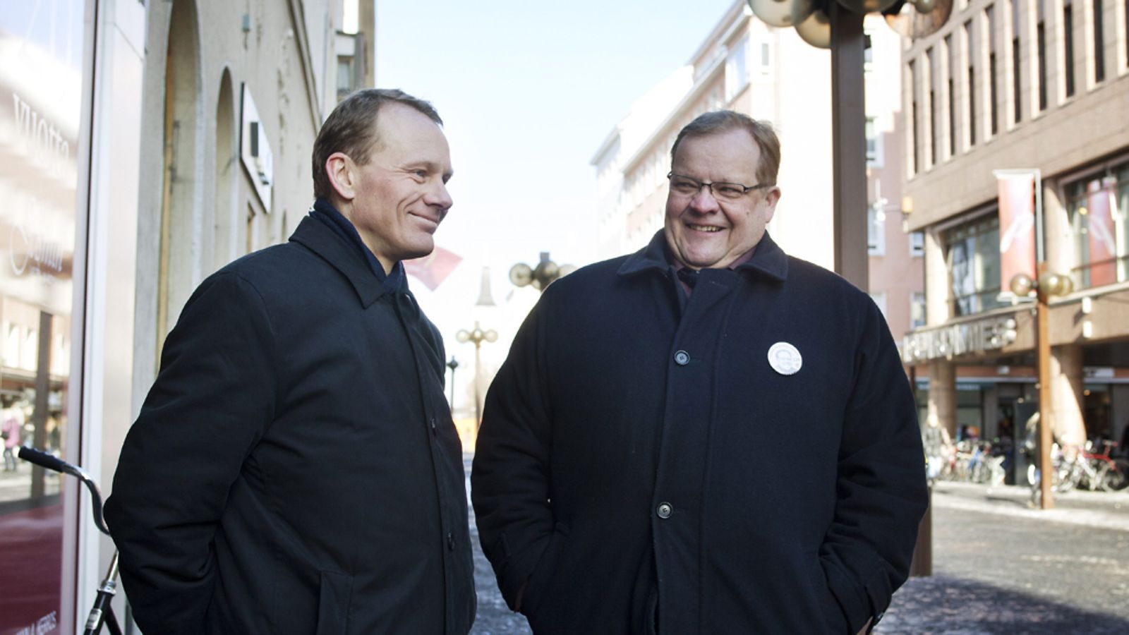 AKT:n puheenjohtaja Timo Räty ja SDP:n eduskuntavaaliehdokas Veijo Ruonala (oik.) vaalitilaisuudessa Oulun Rotuaarilla 28. maaliskuuta 2011.