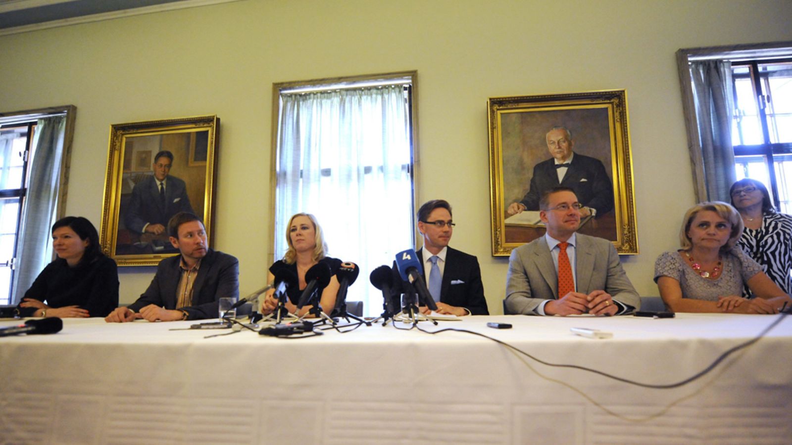 Vihreiden puheenjohtaja Anni Sinnemäki, vasemmistoliiton puheenjohtaja Paavo Arhinmäki, Sdp:n puheenjohtaja Jutta Urpilainen, kokoomuksen puheenjohtaja Jyrki Katainen, Rkp:n puheenjohtaja Stefan Wallin ja Kd:n puheenjohtaja Päivi Räsänen hallitustunnusteluja koskevassa infossa eduskunnassa Helsingissä 10. kesäkuuta 2011.
