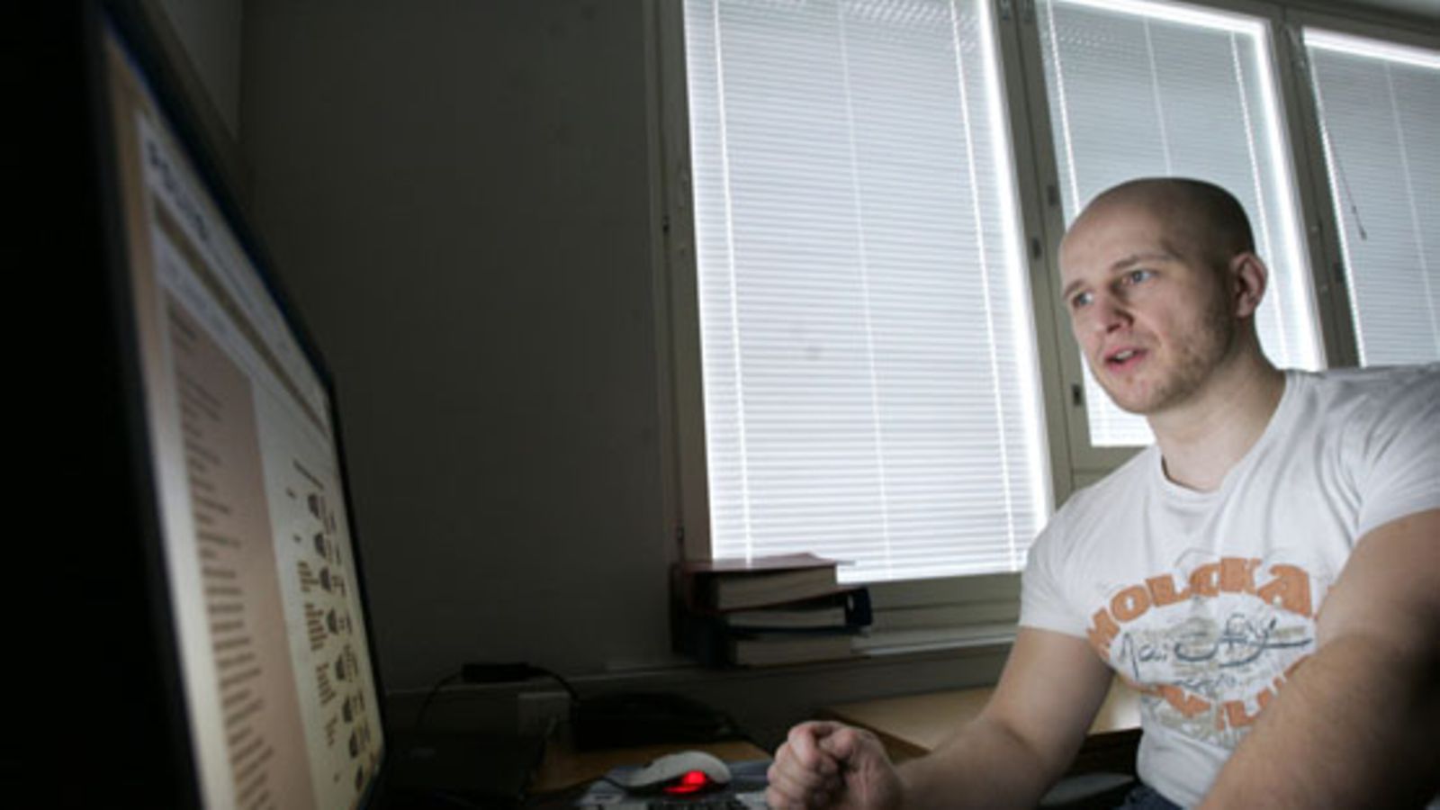 Nettipoliisi Marko Forss työssään Helsingissä. (Lehtikuva)