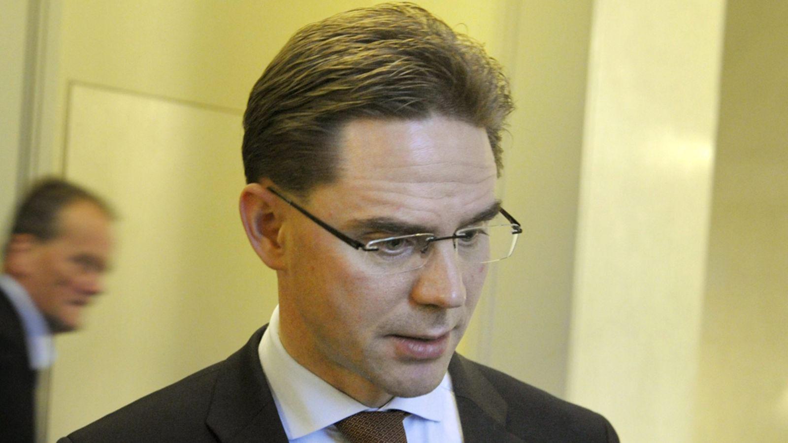 Pääministeri Jyrki Katainen ja taustalla kokoomuksen kansanedustaja Markku Mäntymaa eduskunnan käytävällä Helsingissä torstaina 24. marraskuuta 2011.