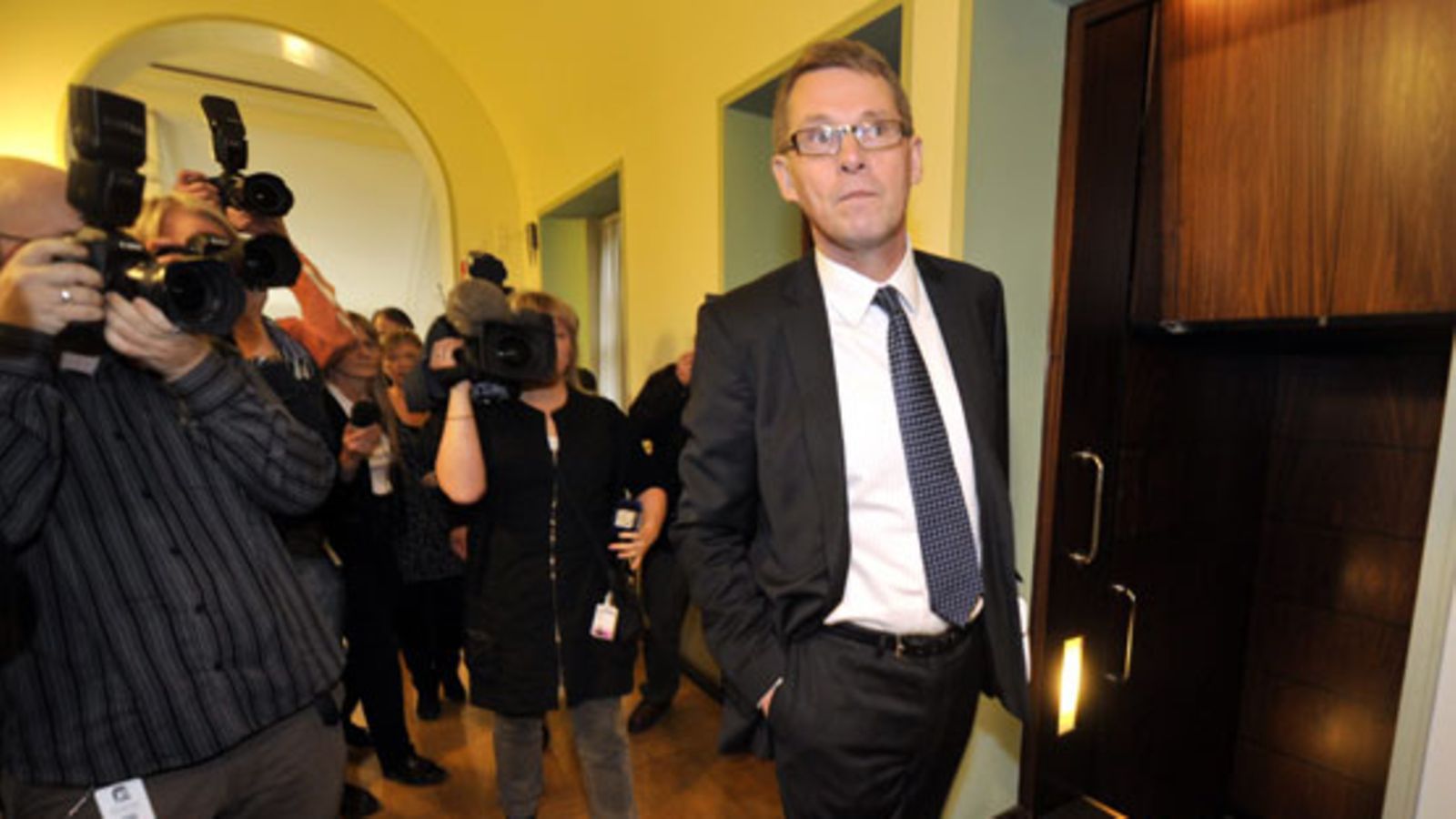 Vaalirahojensa kanssa ongelmiin joutunut entinen pääministeri Matti Vanhanen menossa eduskunnan perustuslakivaliokunnan kuultavaksi. Vanhanen antaa valiokunnalle selvityksen roolistaan kiistaa herättäneen avustuspäätöksen tekemisessä. (Lehtikuva)