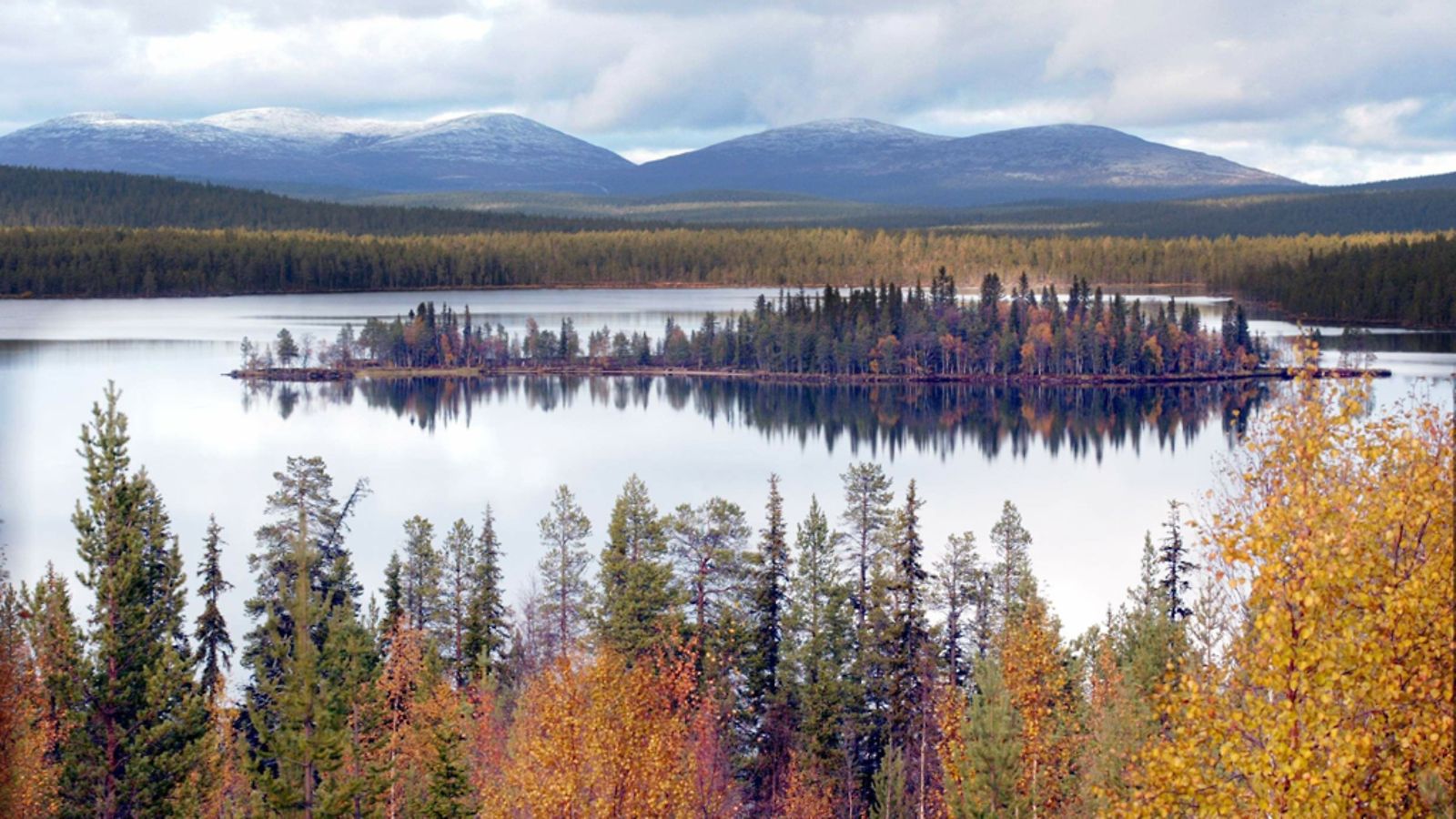 Pallastunturin maisemat kylpevät ruskan väreissä.