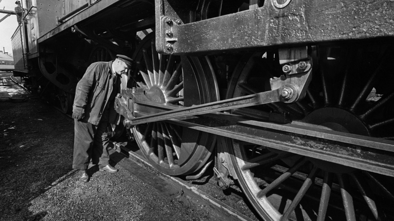 Raskas pikajunaveturi, höyryveturi Hr1 alias "Ukko-Pekka" numeroltaan 1005 10. huhtikuuta 1968. Veturinkuljettaja katsoo veturin mahtavia vetopyöriä, tarkastaa laakerit.
