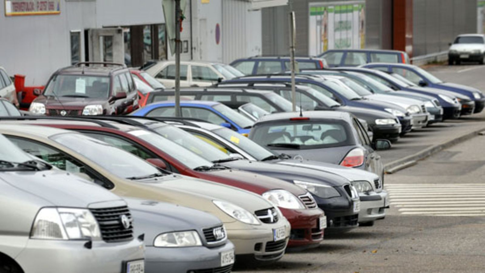 Vaihtoautoja myynnissä tuusulalaisessa autoliikkeessä 13. lokakuuta 2008. Kuva: Lehtikuva