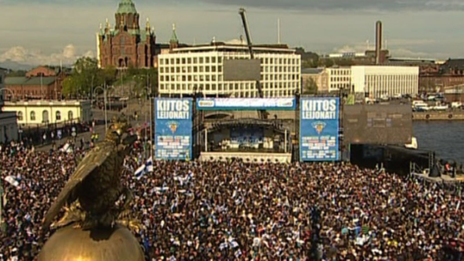 Kauppatori kello 18:30.