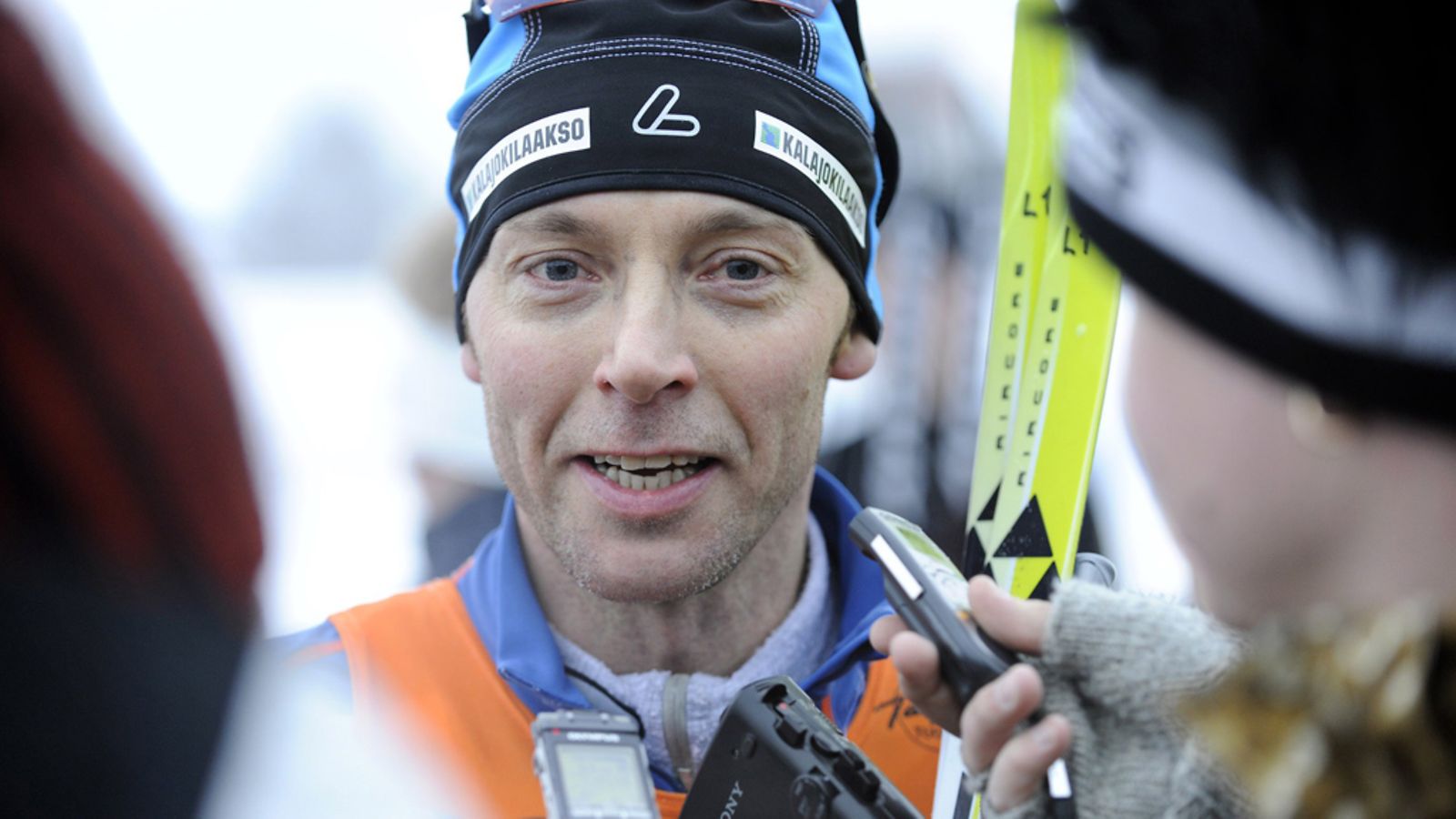 Hiihtäjälegenda Mika Myllylä teki loppiaisena 6. tammikuuta 2009 paluun kilpahiihdon pariin Keski-Pohjanmaan maakuntaviestissä. Kuva: Lehtikuva