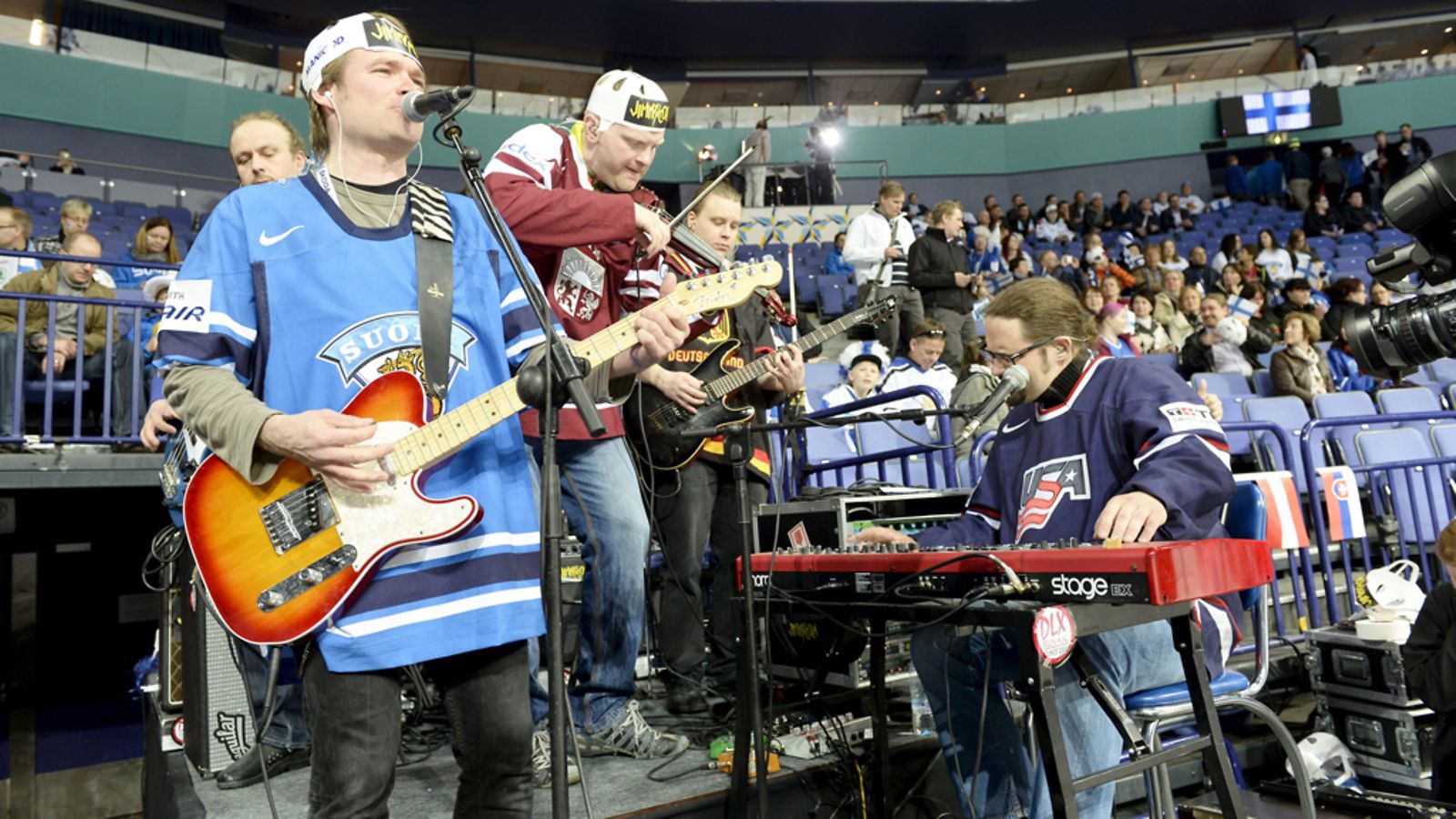 Jimmy Cola -yhtye viihdytti yleisöä Suomen ja Ranskan välisessä MM-ottelussa Helsingin Areenalla maanantaina 6. toukokuuta 2013, äänessä laulaja Jussi Mikkola.