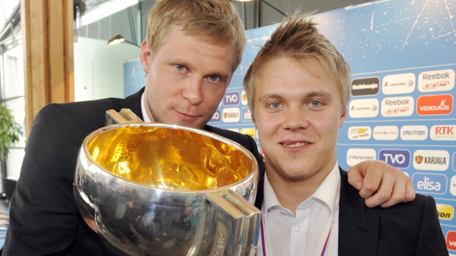 Mikko Koivu ja Mikael Granlund MM-pokaalin kanssa lentokentällä. Kuva: Lehtikuva