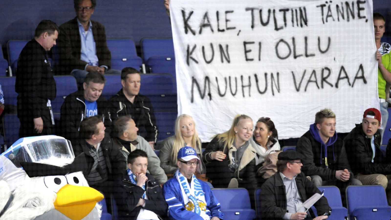 Vuoden 2012 MM-kisayleisö kritisoi Helsingissä lakanalla kisojen kovia lipun hintoja.