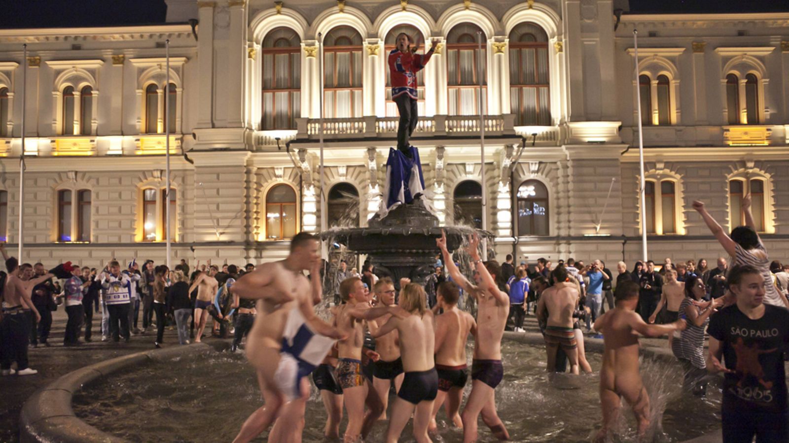 Bileet pystyssä Helsingin Kauppatorilla 16.5.2011.