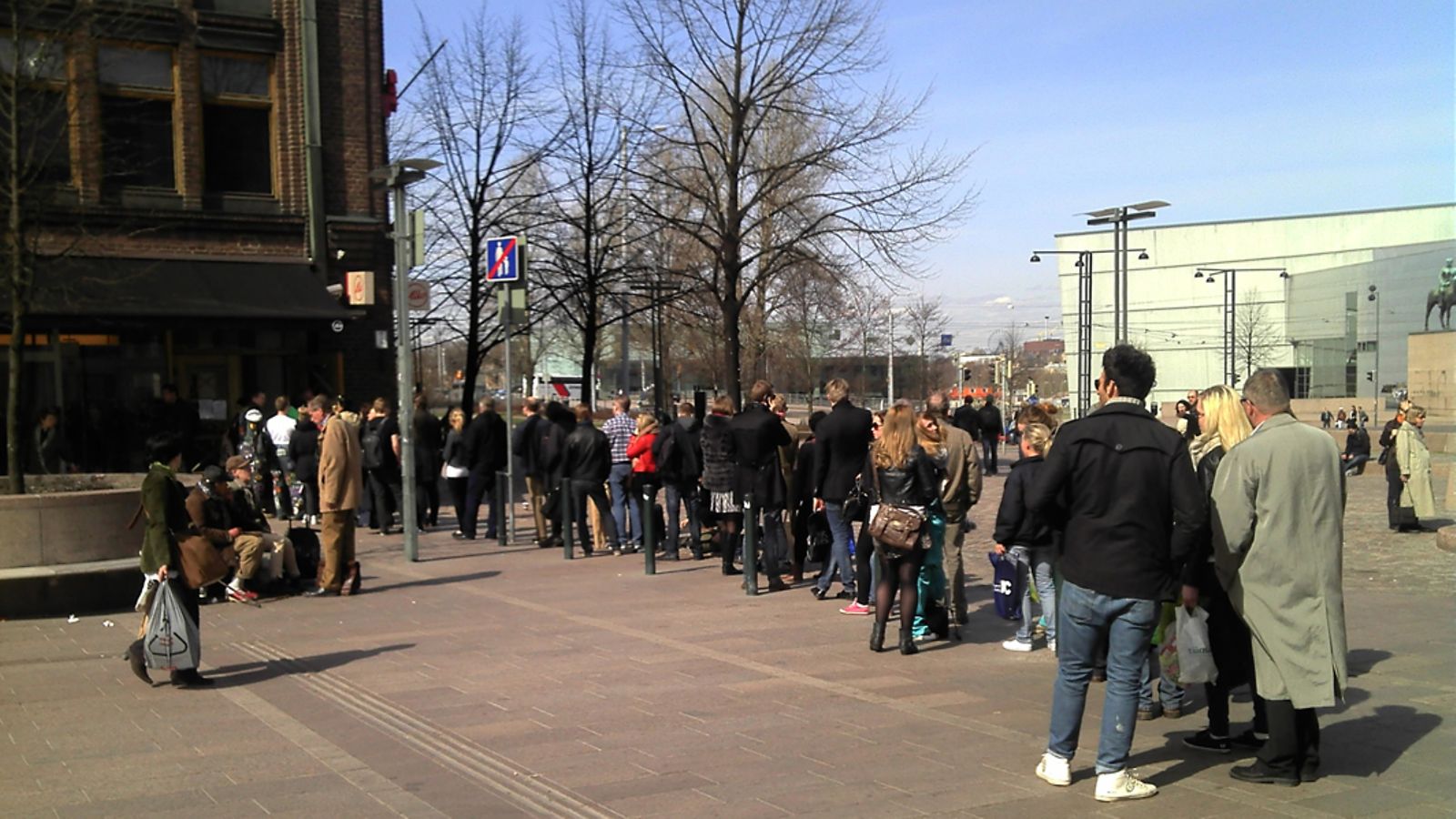 Jonotusta Alkon edessä vappuna 2012.