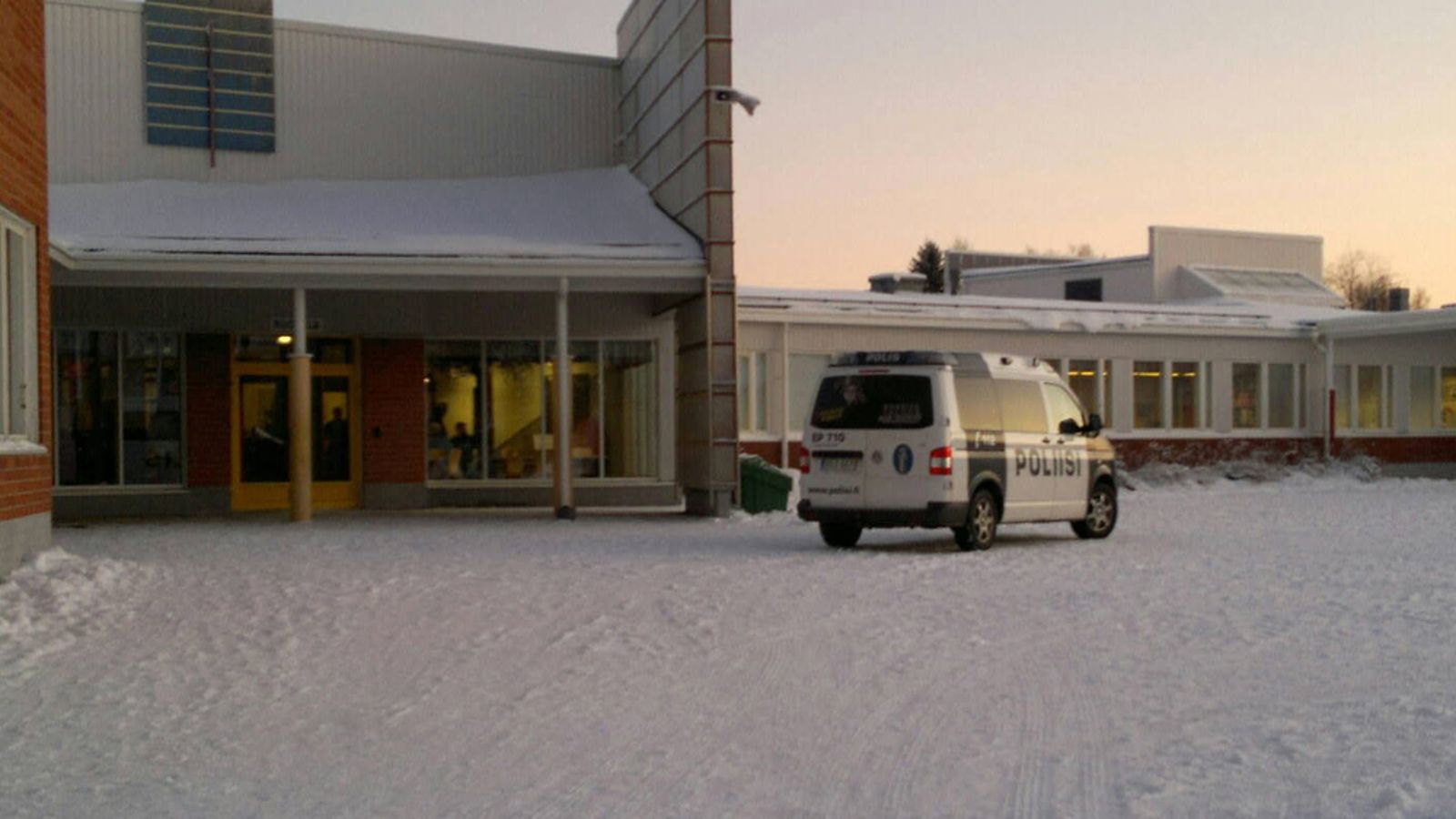 Oppilaille järjestettiin kriisiapua koulun ruokasalissa